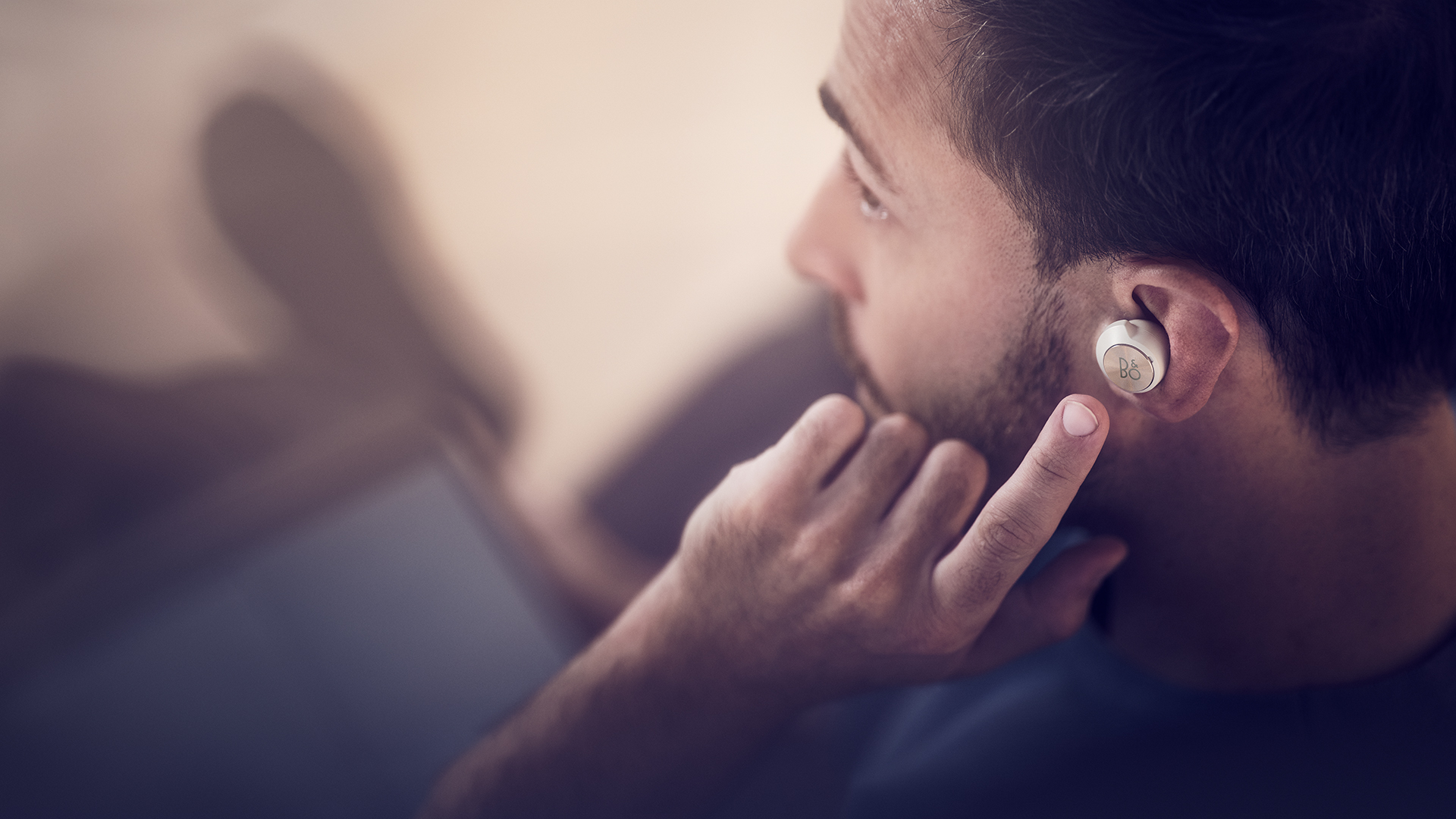 Bang & Olufsen ra mắt Beoplay EQ, tai nghe true wireless chống ồn đầu tiên của mình