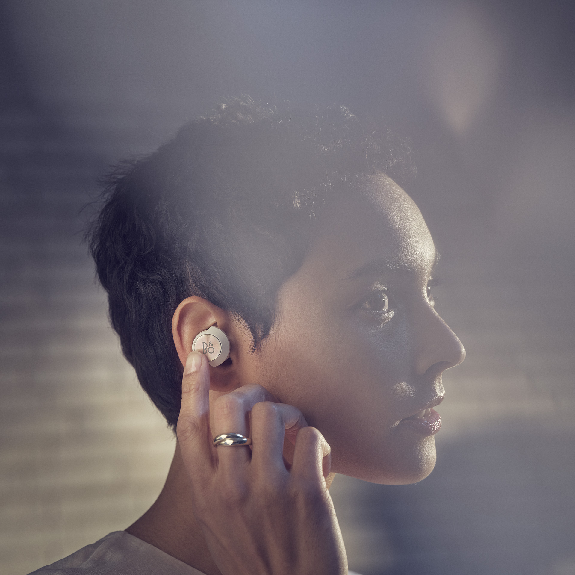 Bang & Olufsen ra mắt Beoplay EQ, tai nghe true wireless chống ồn đầu tiên của mình