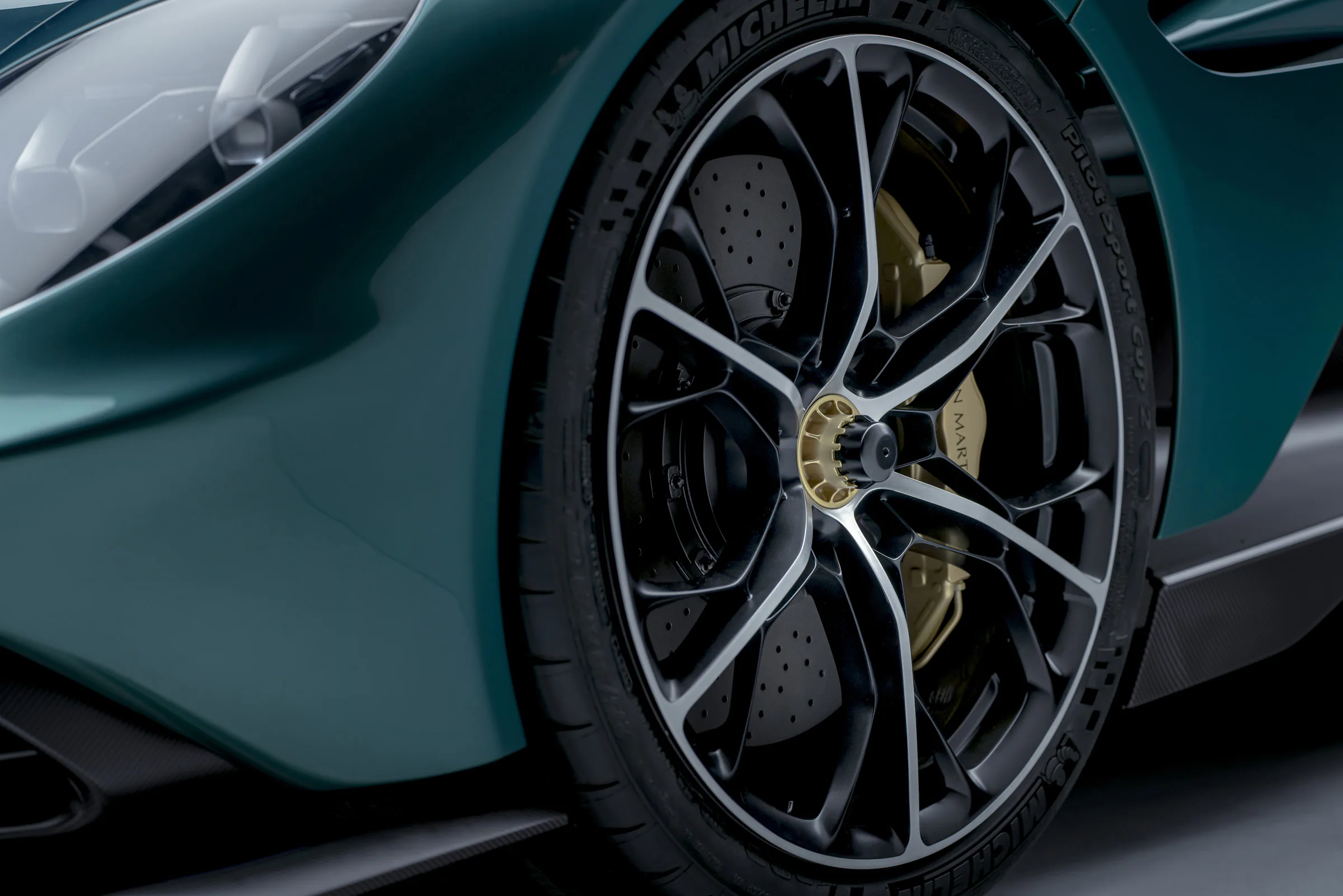 Siêu xe điện hybrid Aston Martin Valhalla có mã lực khủng 937
