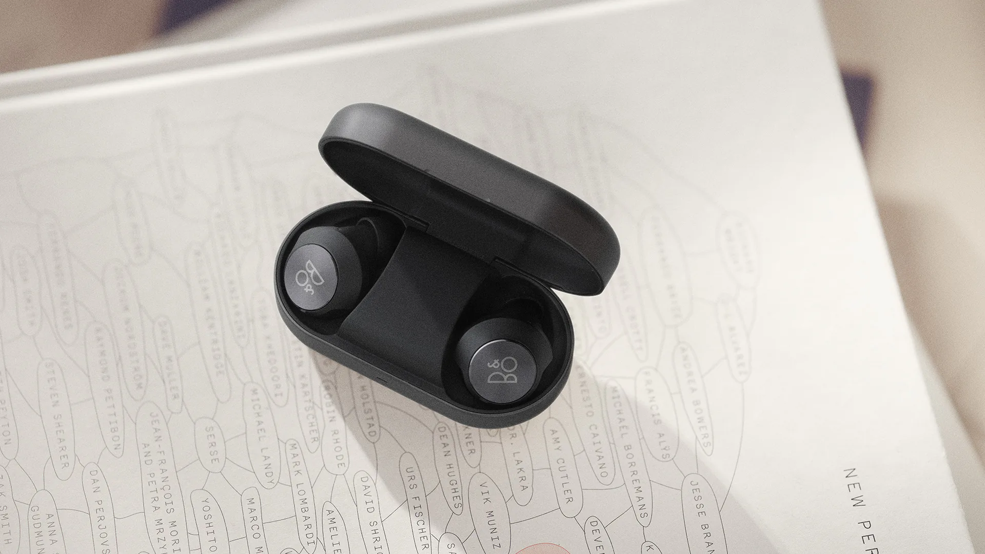 Bang & Olufsen ra mắt Beoplay EQ, tai nghe true wireless chống ồn đầu tiên của mình