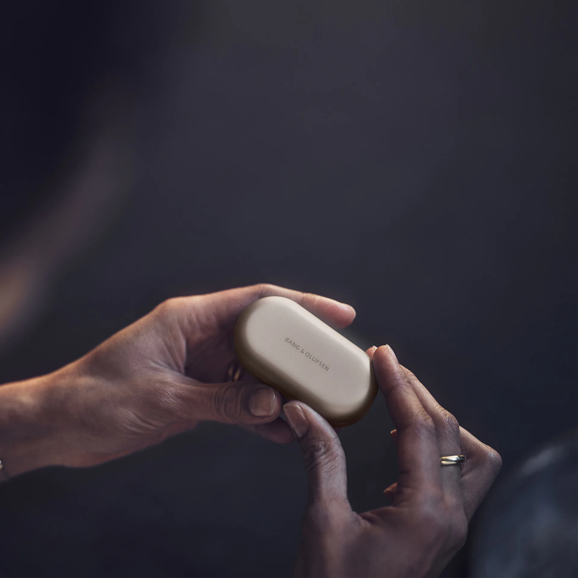 Bang & Olufsen ra mắt Beoplay EQ, tai nghe true wireless chống ồn đầu tiên của mình