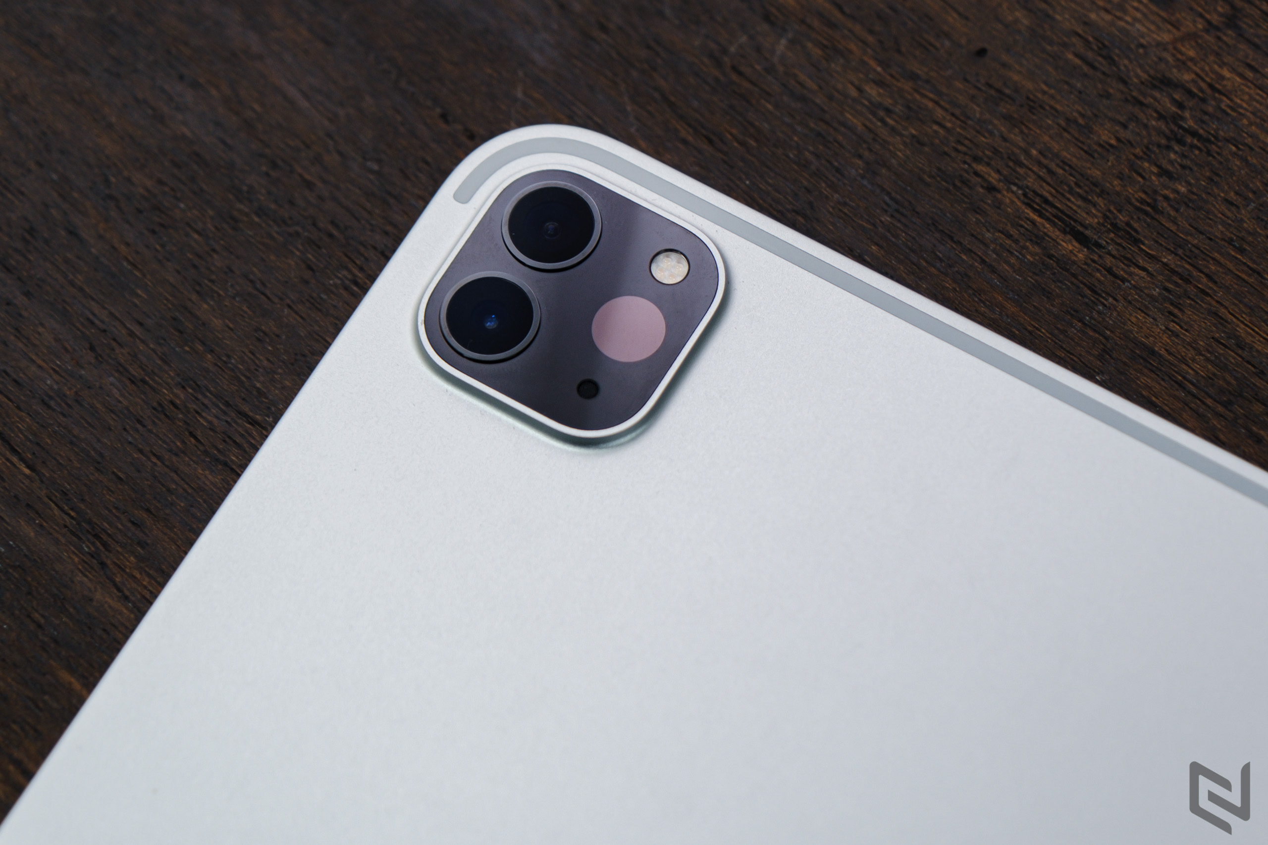 iPad Pro 2022 có thể sẽ có logo lớn hơn, hỗ trợ sạc không dây và có camera như iPhone 13