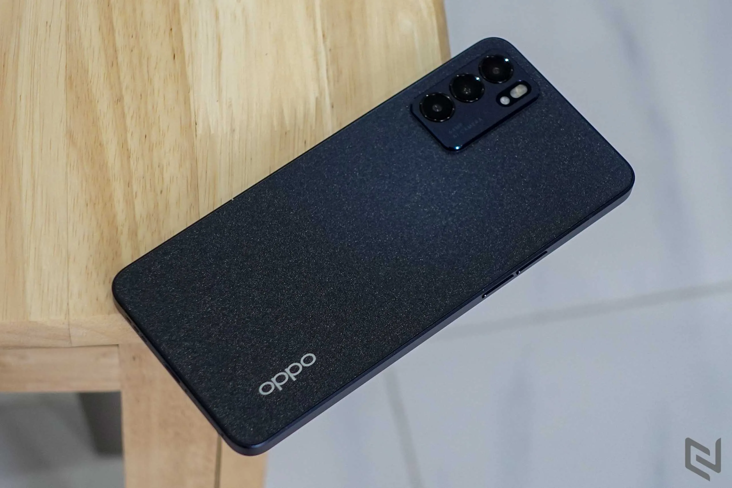 Trên tay OPPO Reno6 5G: Thiết kế cao cấp, hiệu năng mạnh, kết nối 5G cùng tính năng Video Chân dung Bokeh Flare độc đáo