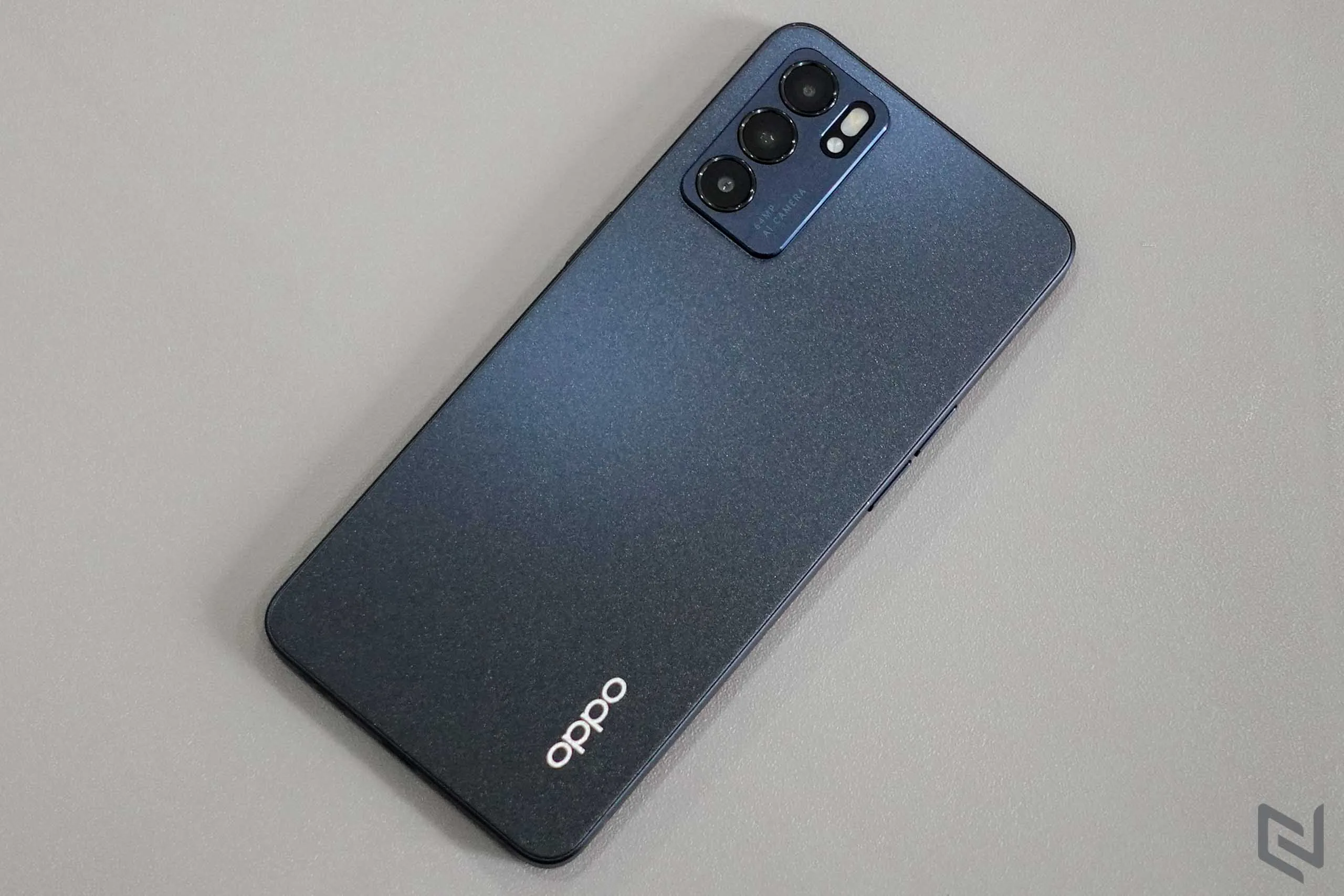 Trên tay OPPO Reno6 5G: Thiết kế cao cấp, hiệu năng mạnh, kết nối 5G cùng tính năng Video Chân dung Bokeh Flare độc đáo
