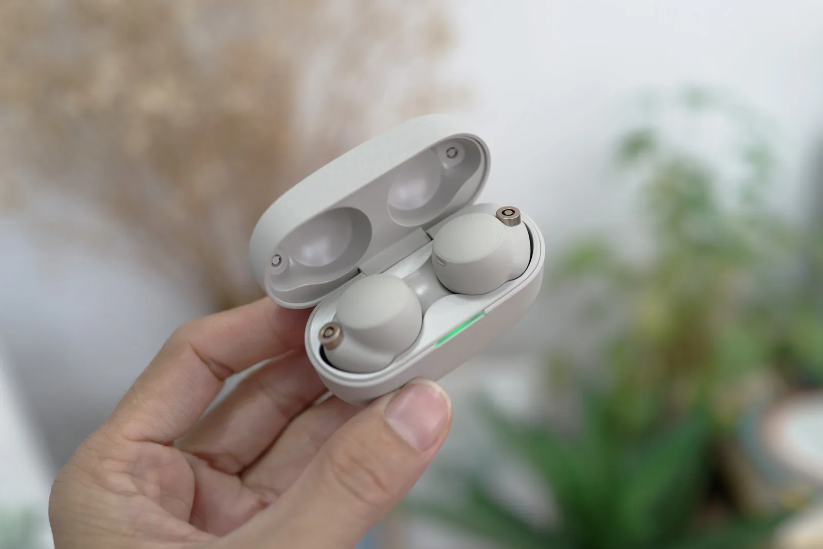 Mở hộp tai nghe Sony WF-1000XM4 vừa ra mắt: Đổi mới ngoại hình, nâng cấp chất âm, đã tốt nay còn tốt hơn