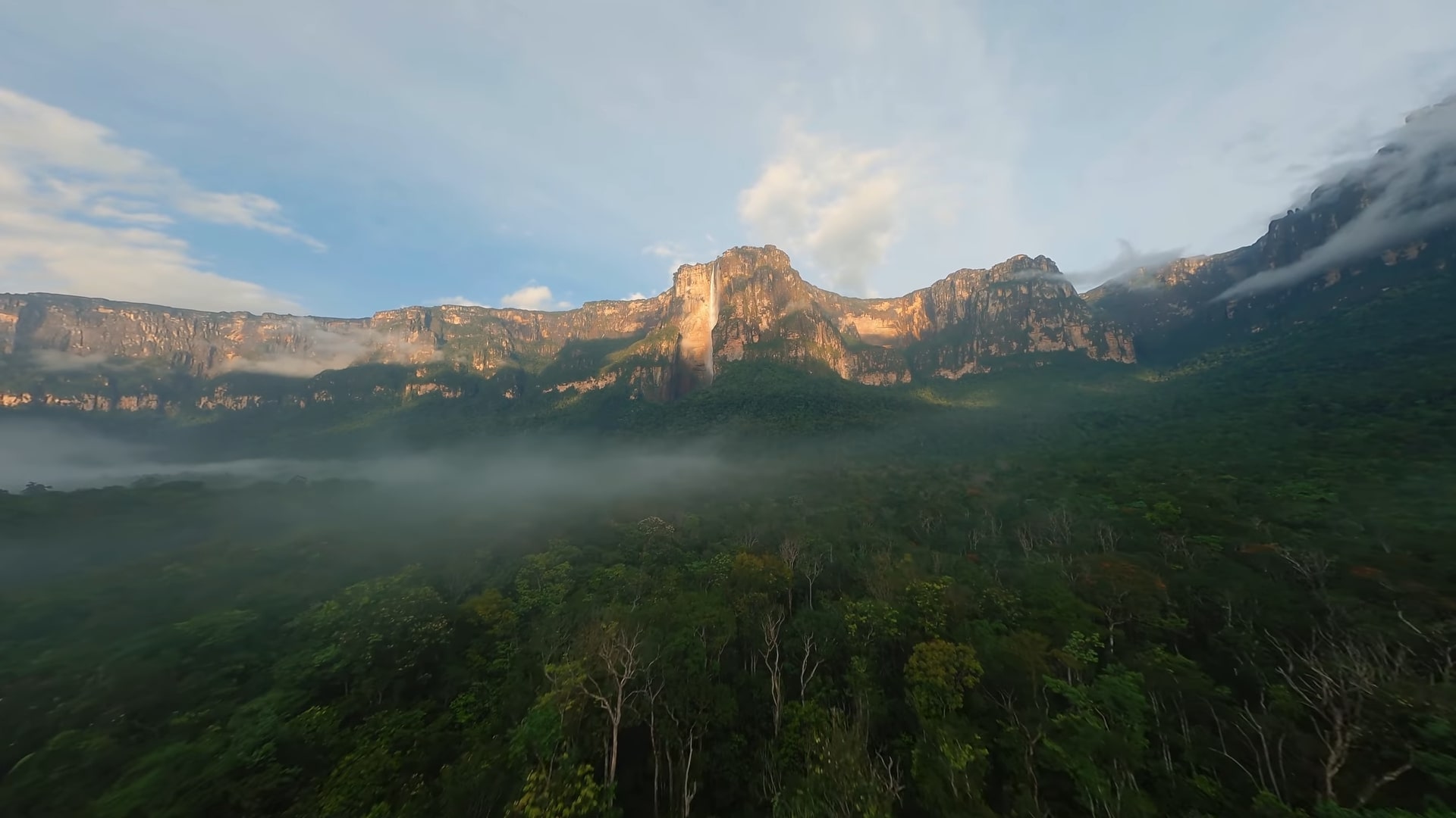 Cùng xem thước phim bay lượn quanh thác nước cao nhất thế giới với drone FPV