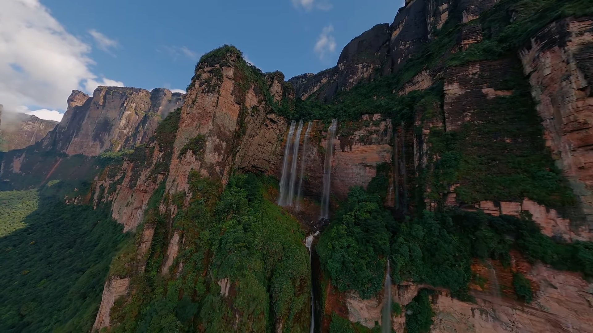 Cùng xem thước phim bay lượn quanh thác nước cao nhất thế giới với drone FPV