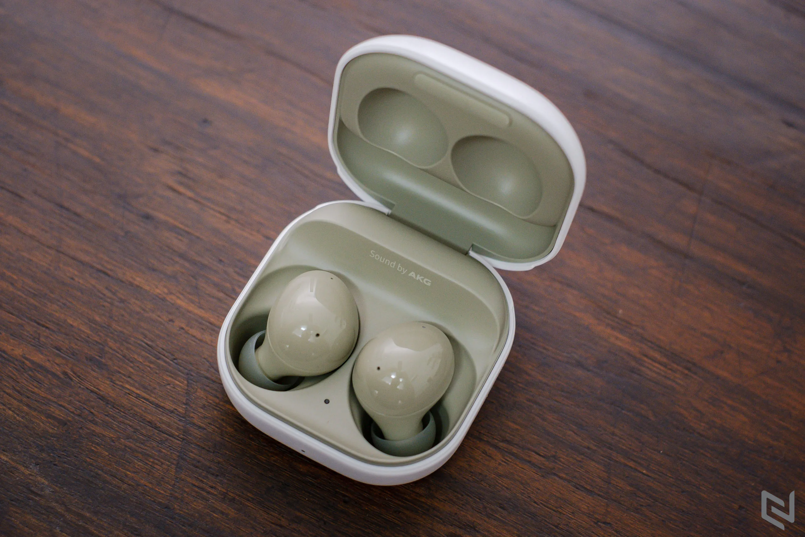 Mở hộp Galaxy Buds2: Thiết kế nhỏ gọn và thời trang, nhiều tính năng cao cấp