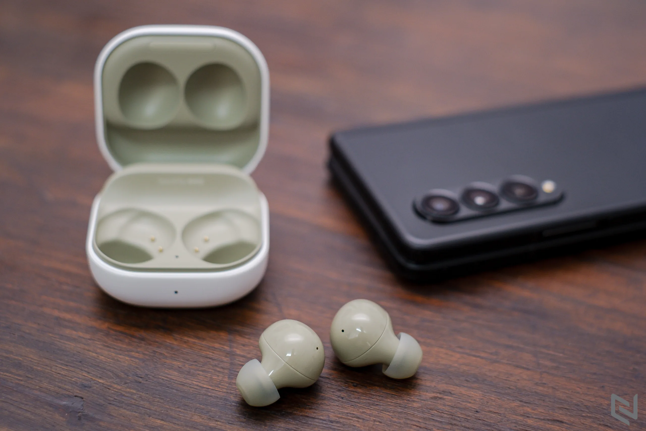 Mở hộp Galaxy Buds2: Thiết kế nhỏ gọn và thời trang, nhiều tính năng cao cấp