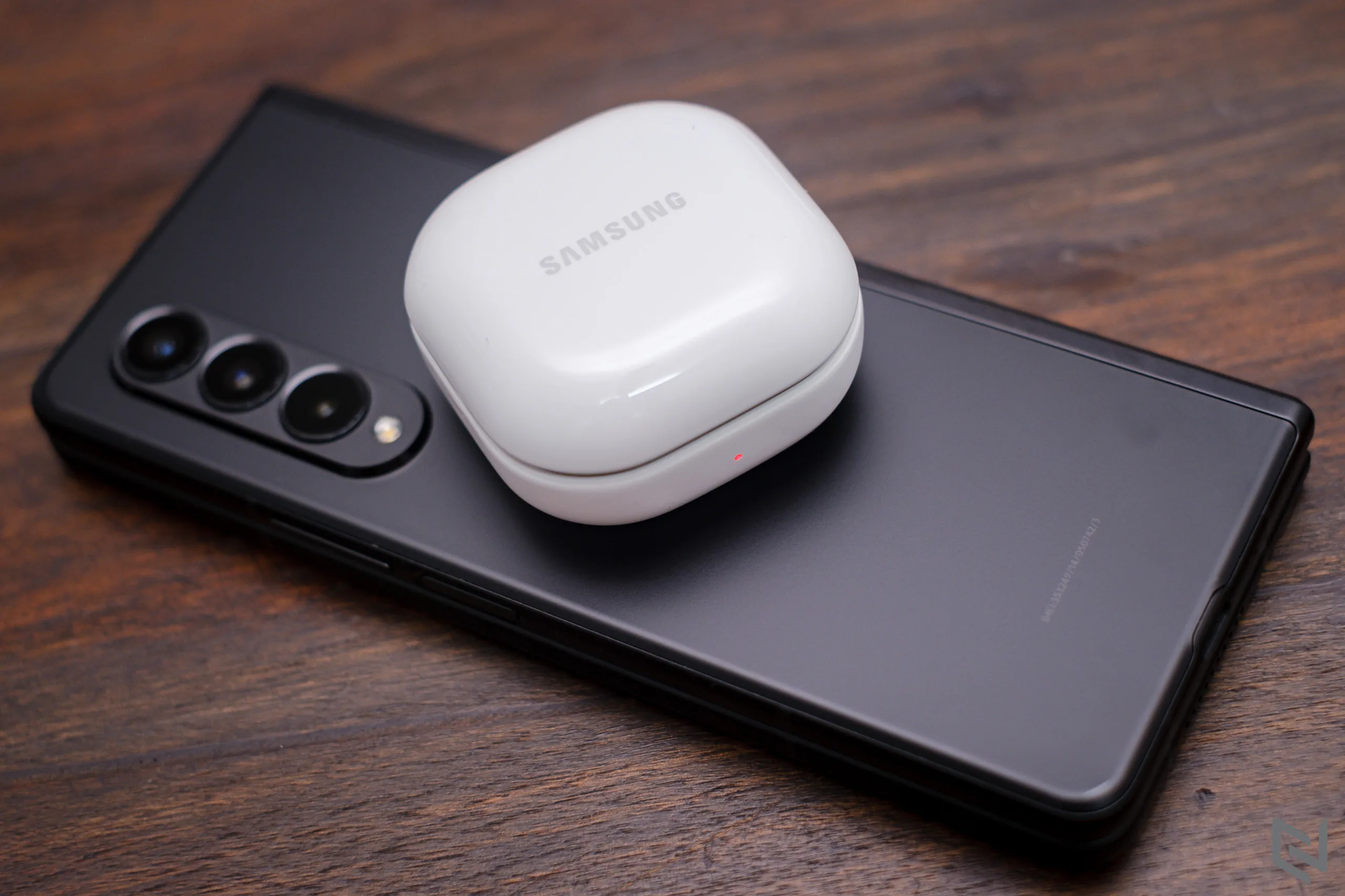 Mở hộp Galaxy Buds2: Thiết kế nhỏ gọn và thời trang, nhiều tính năng cao cấp