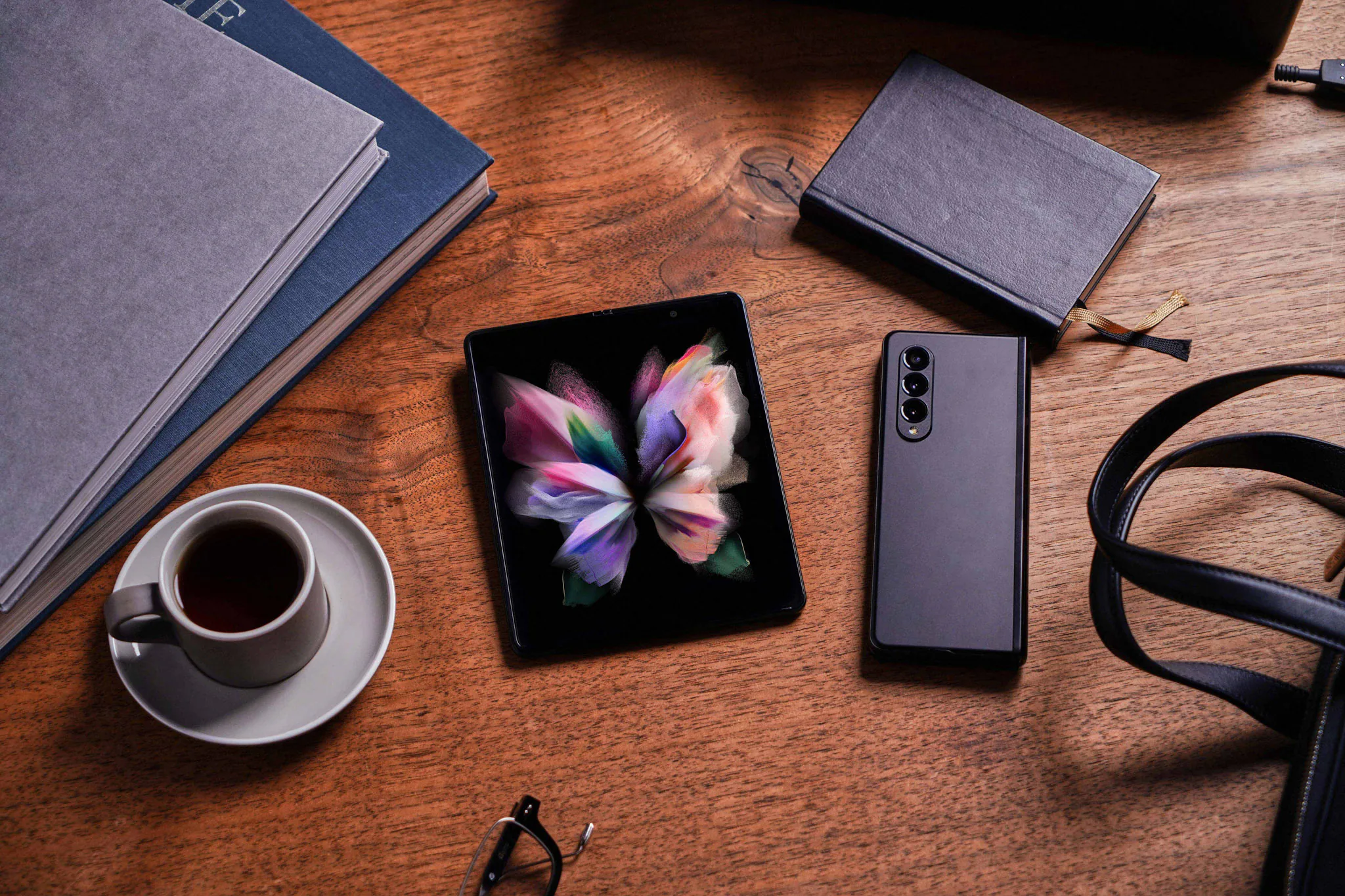 Galaxy Z Fold3 và Z Flip3 chính thức ra mắt. Đặt gạch ngay hôm nay nhận bộ quà đến 7 triệu tại Di Động Việt