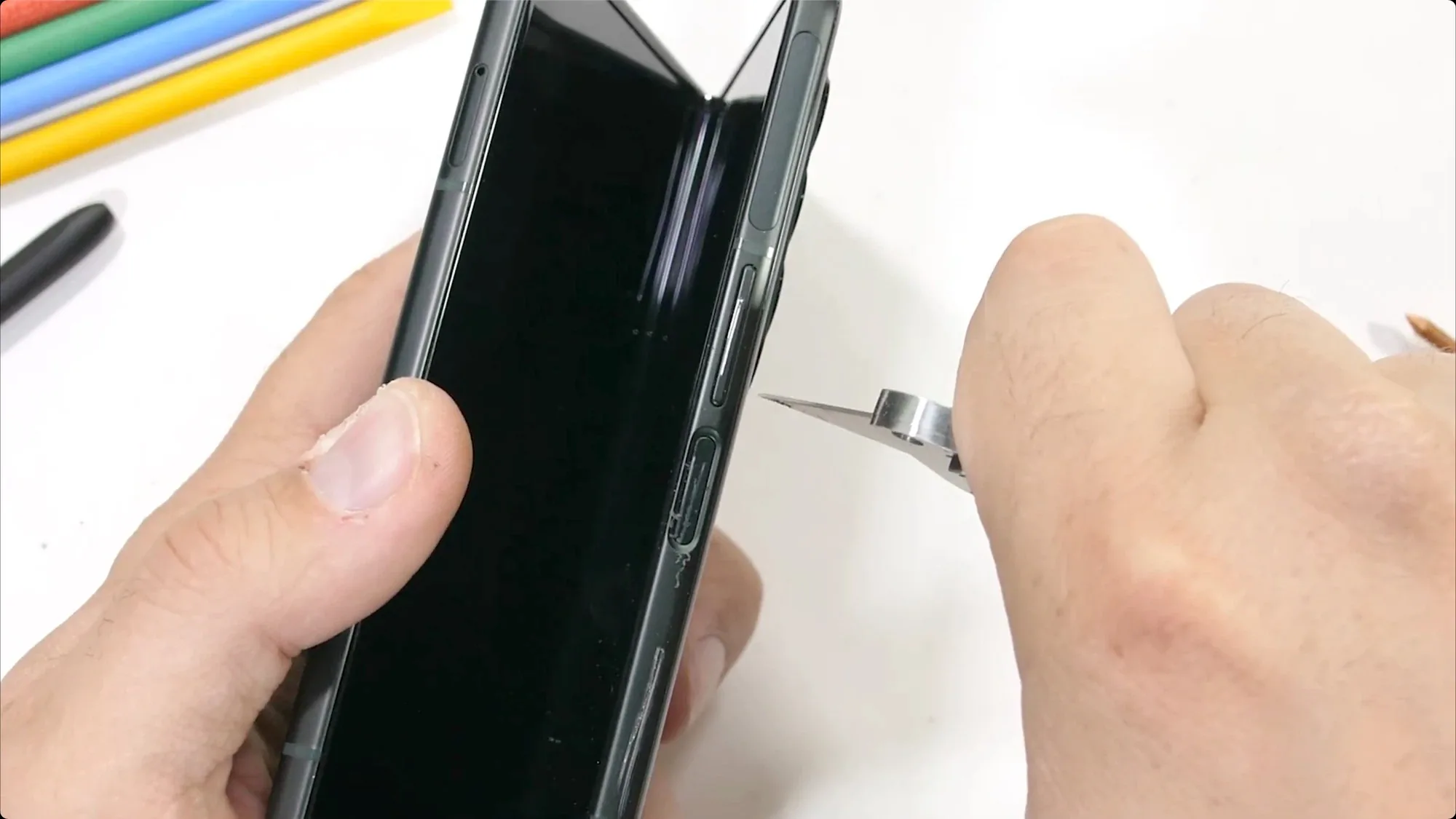 JerryRigEverything kiểm chứng độ bền của Galaxy Z Fold3 mới, không mỏng manh như mọi người nghĩ