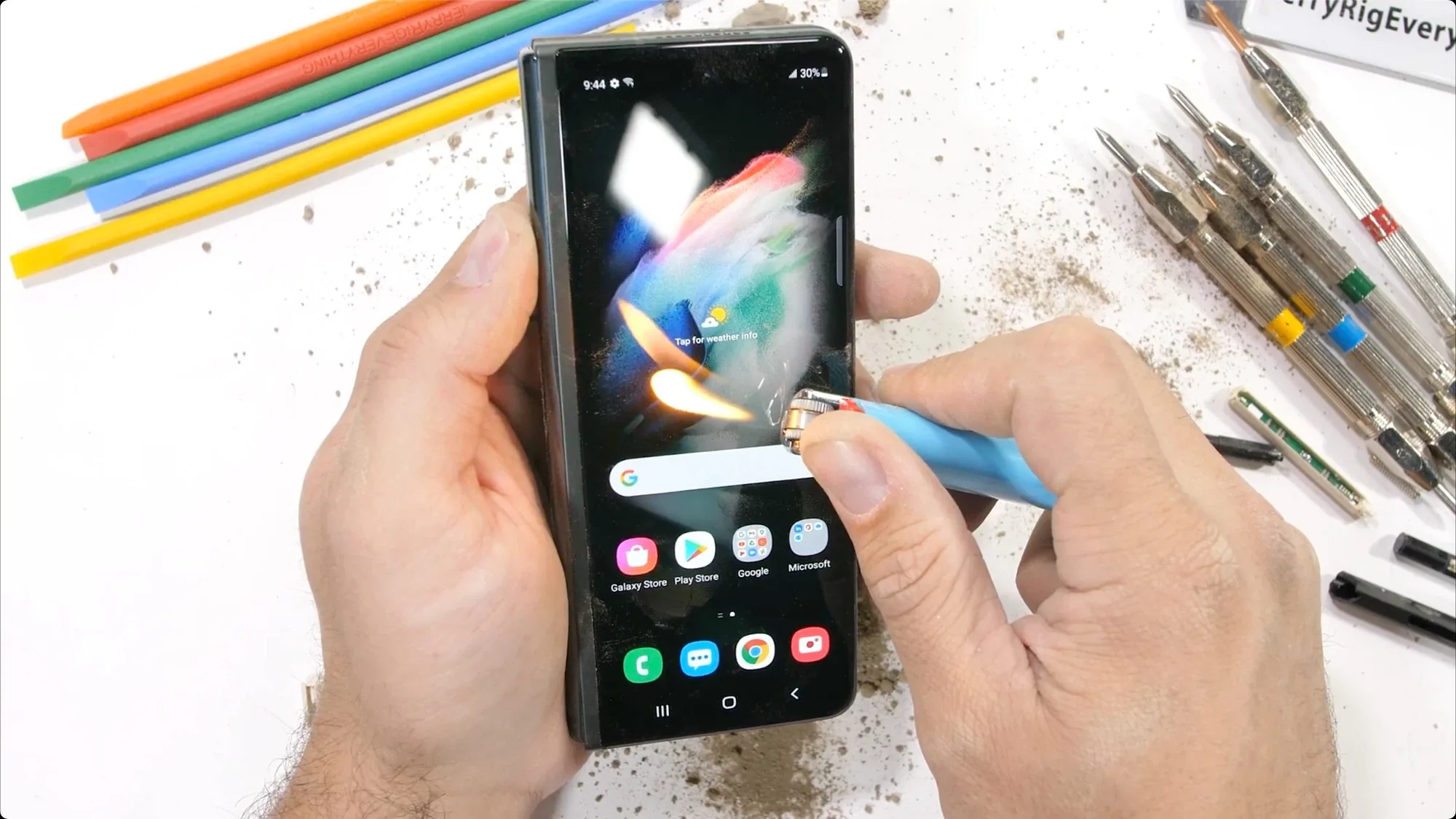 JerryRigEverything kiểm chứng độ bền của Galaxy Z Fold3 mới, không mỏng manh như mọi người nghĩ