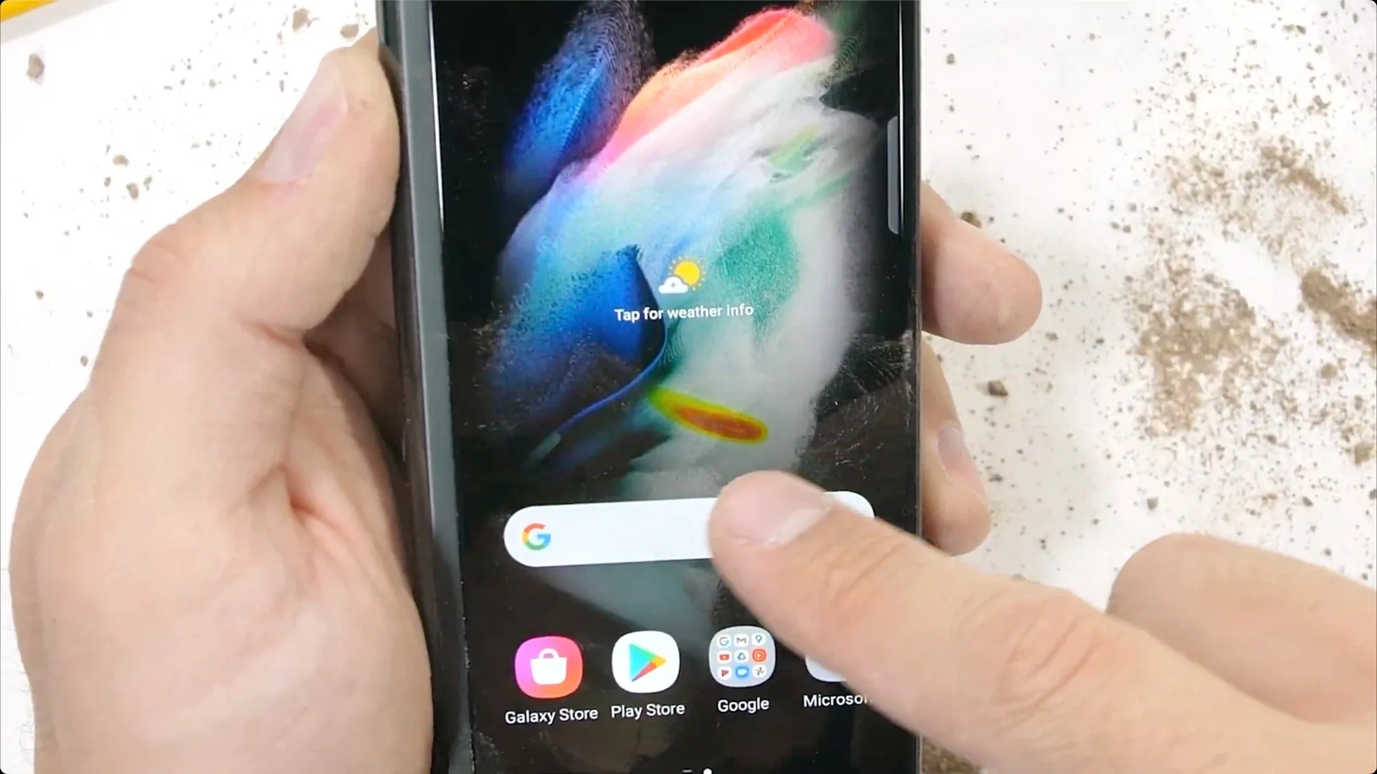JerryRigEverything kiểm chứng độ bền của Galaxy Z Fold3 mới, không mỏng manh như mọi người nghĩ