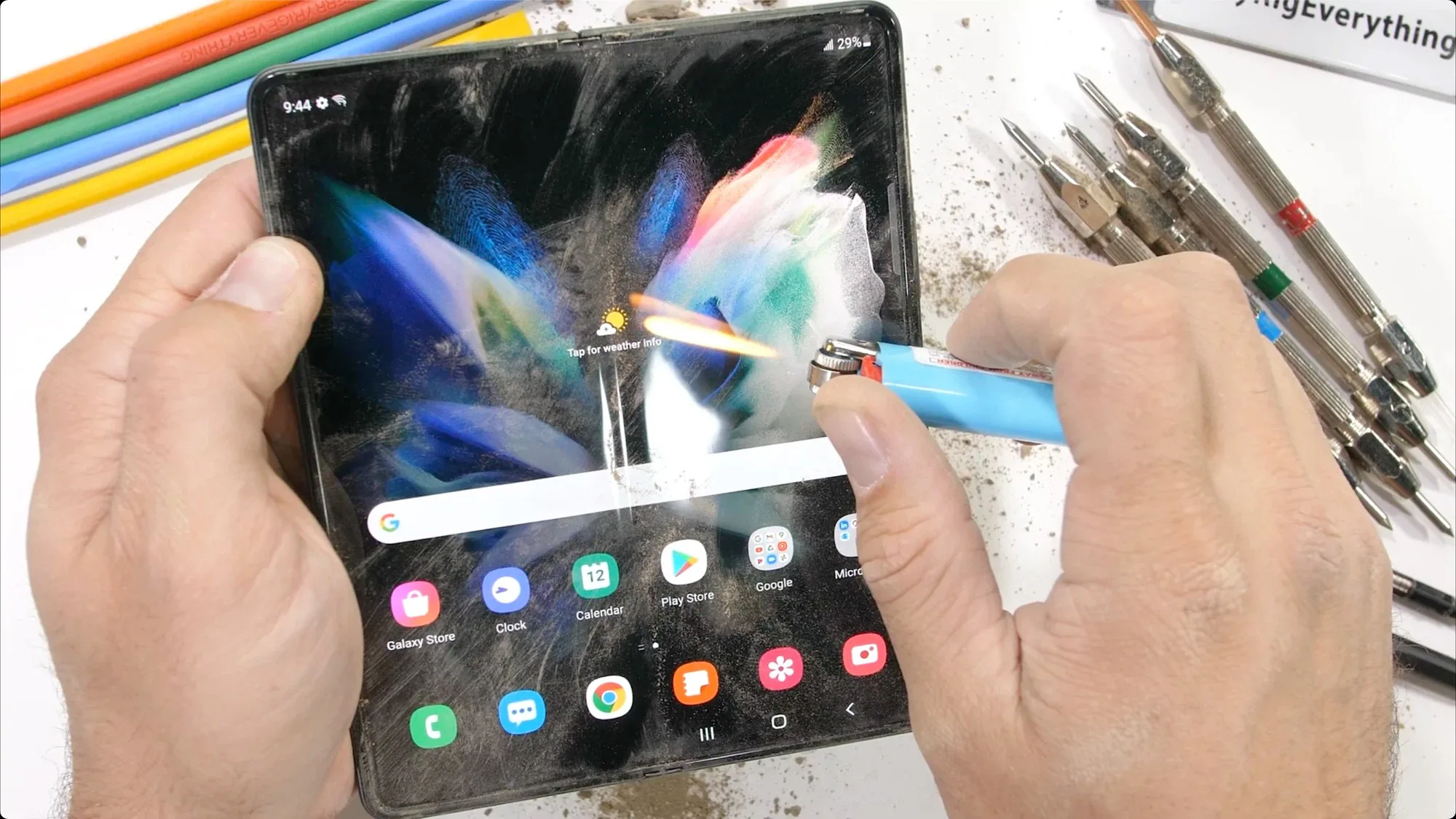 JerryRigEverything kiểm chứng độ bền của Galaxy Z Fold3 mới, không mỏng manh như mọi người nghĩ