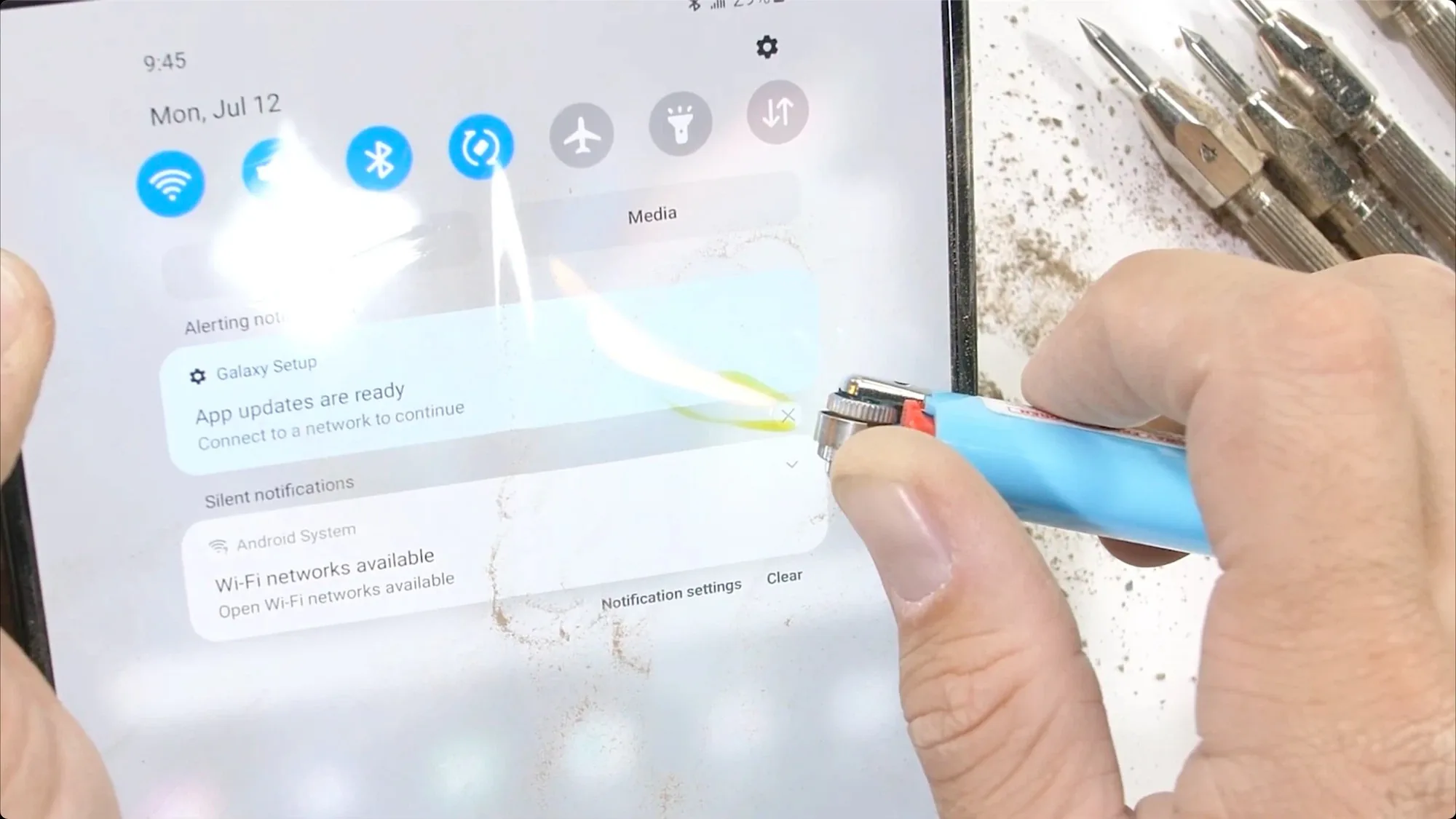 JerryRigEverything kiểm chứng độ bền của Galaxy Z Fold3 mới, không mỏng manh như mọi người nghĩ