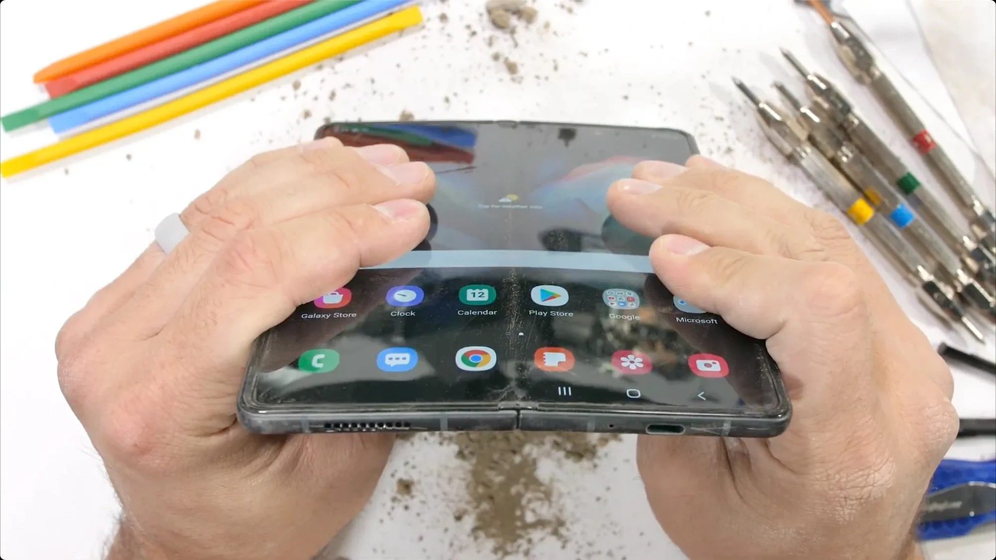 JerryRigEverything kiểm chứng độ bền của Galaxy Z Fold3 mới, không mỏng manh như mọi người nghĩ