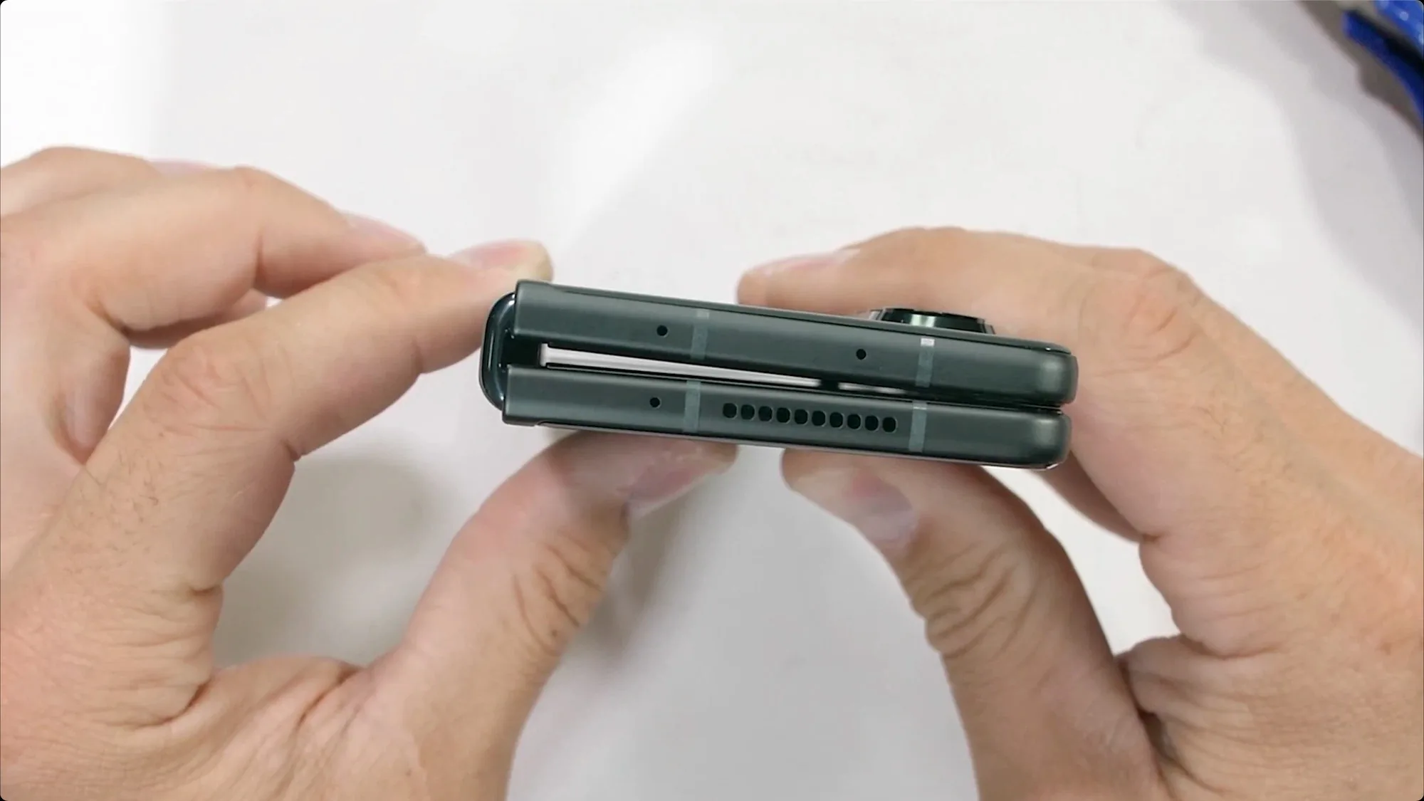 JerryRigEverything kiểm chứng độ bền của Galaxy Z Fold3 mới, không mỏng manh như mọi người nghĩ