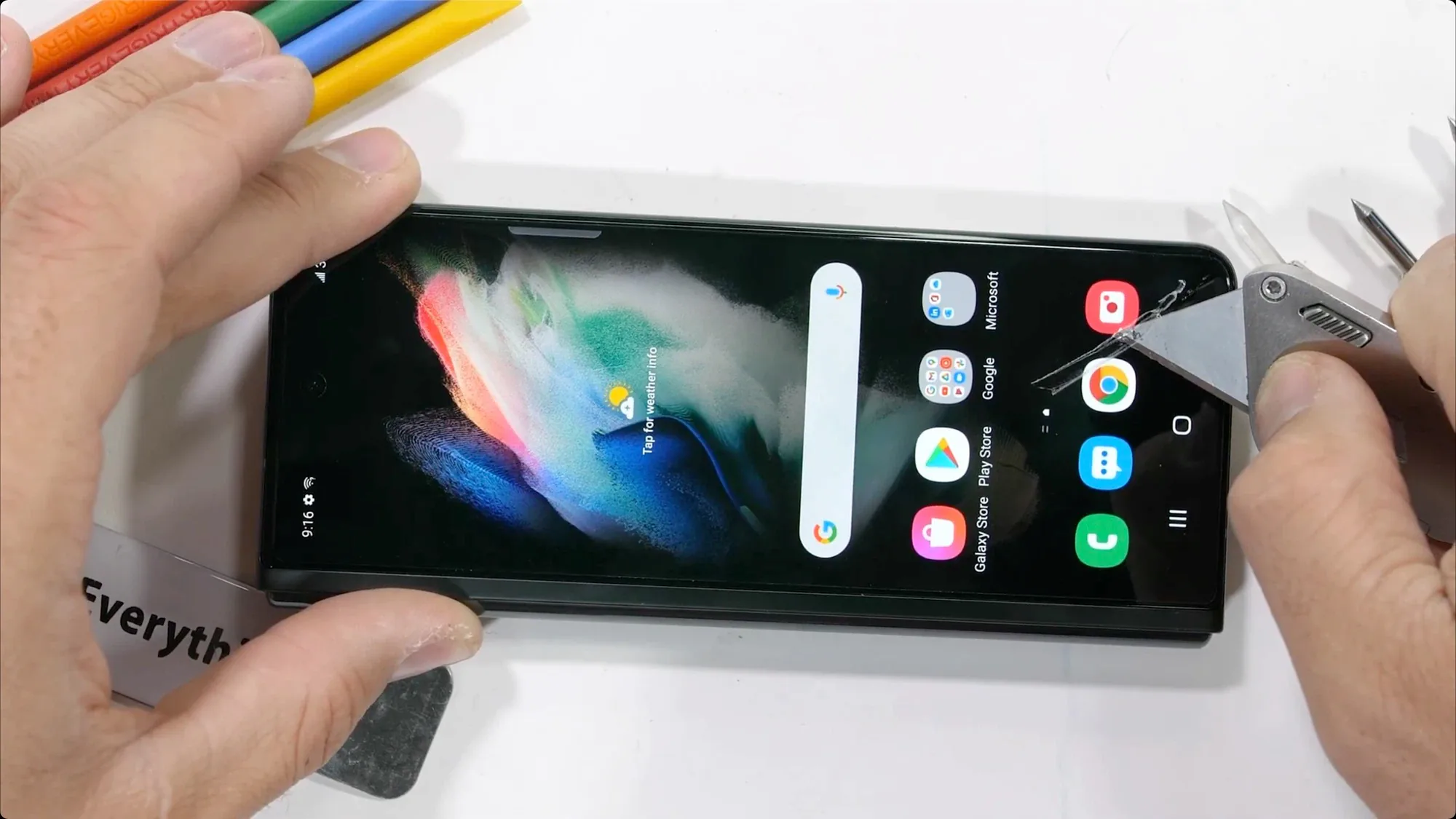 JerryRigEverything kiểm chứng độ bền của Galaxy Z Fold3 mới, không mỏng manh như mọi người nghĩ