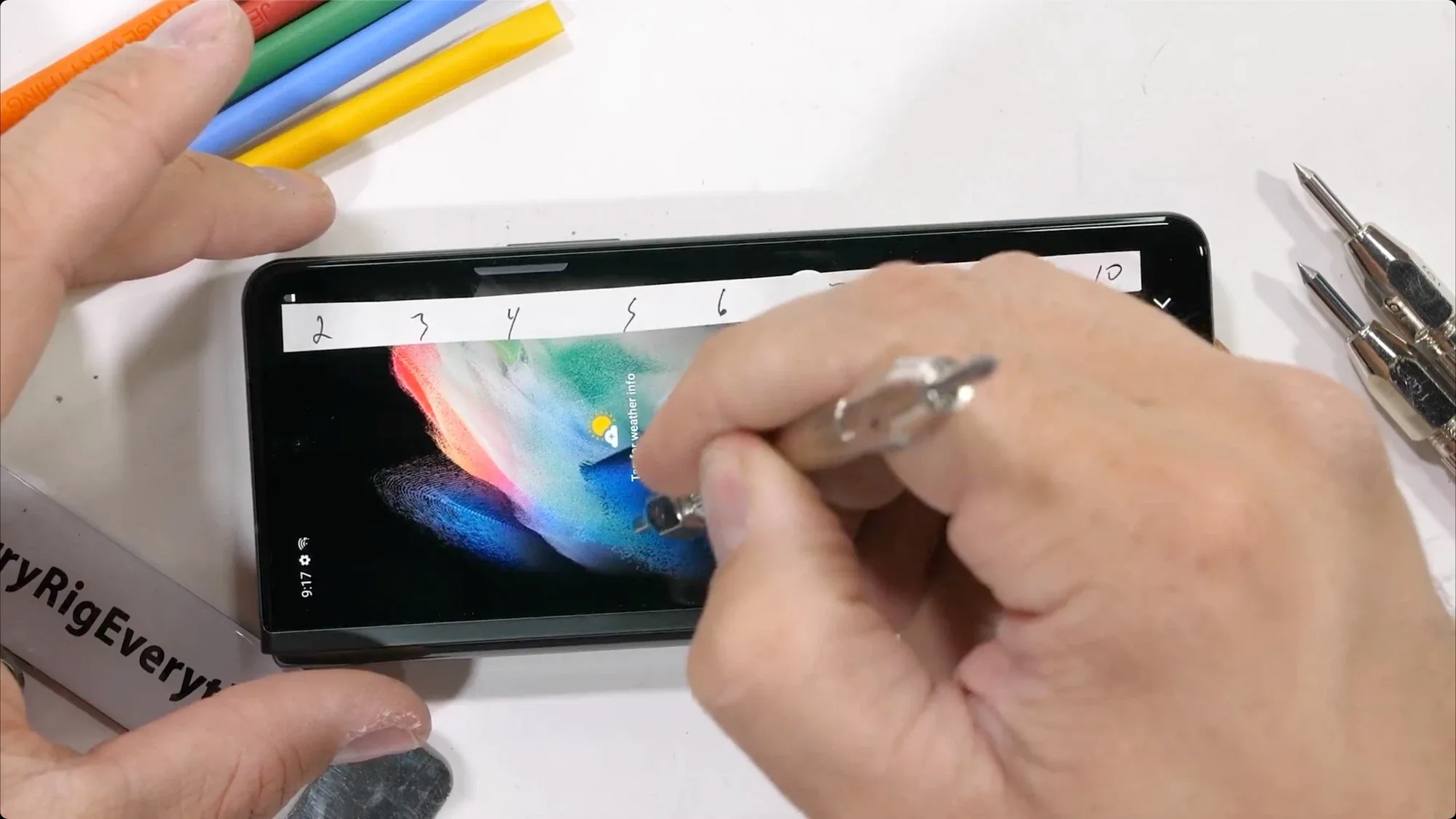 JerryRigEverything kiểm chứng độ bền của Galaxy Z Fold3 mới, không mỏng manh như mọi người nghĩ
