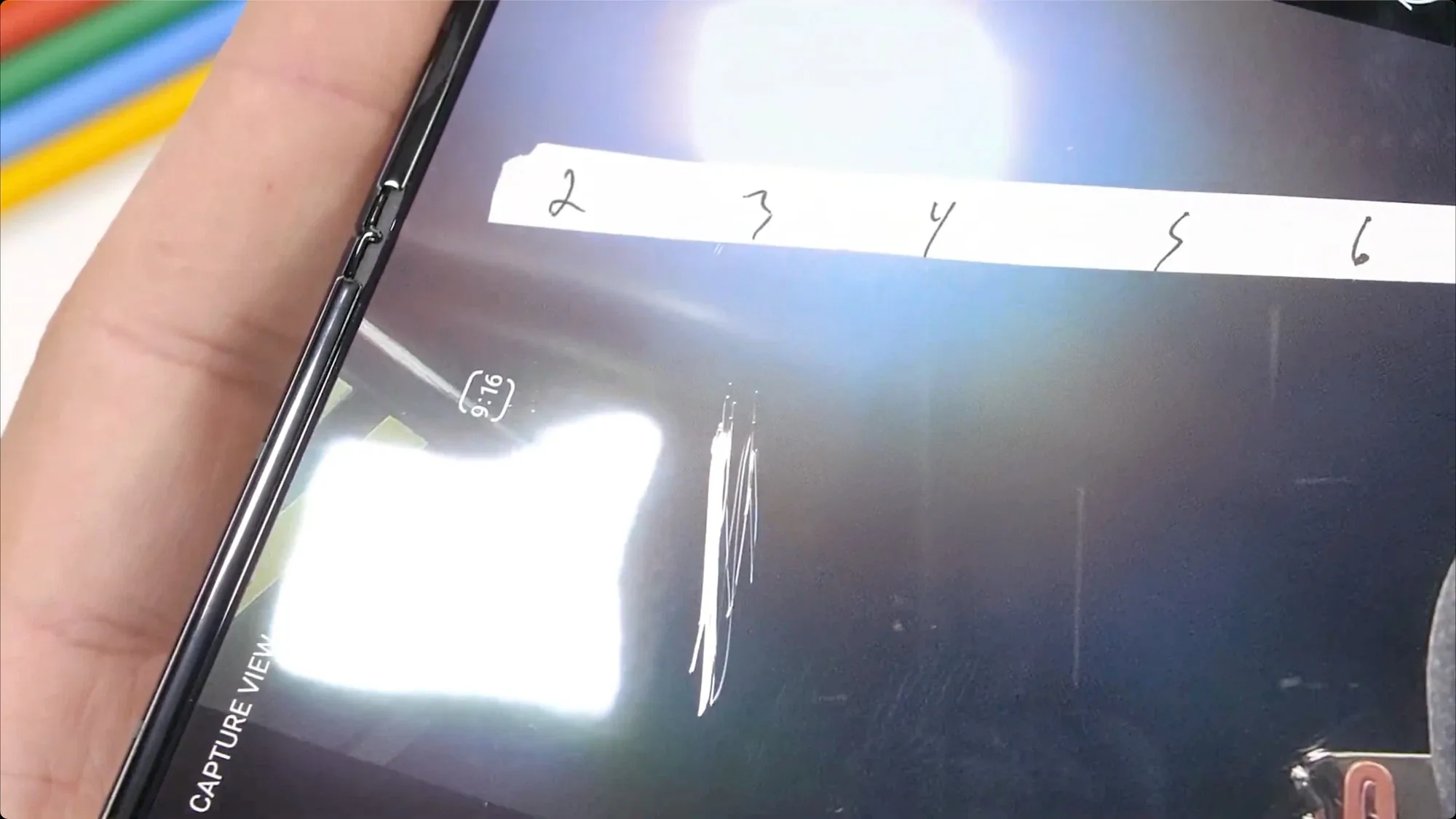 JerryRigEverything kiểm chứng độ bền của Galaxy Z Fold3 mới, không mỏng manh như mọi người nghĩ
