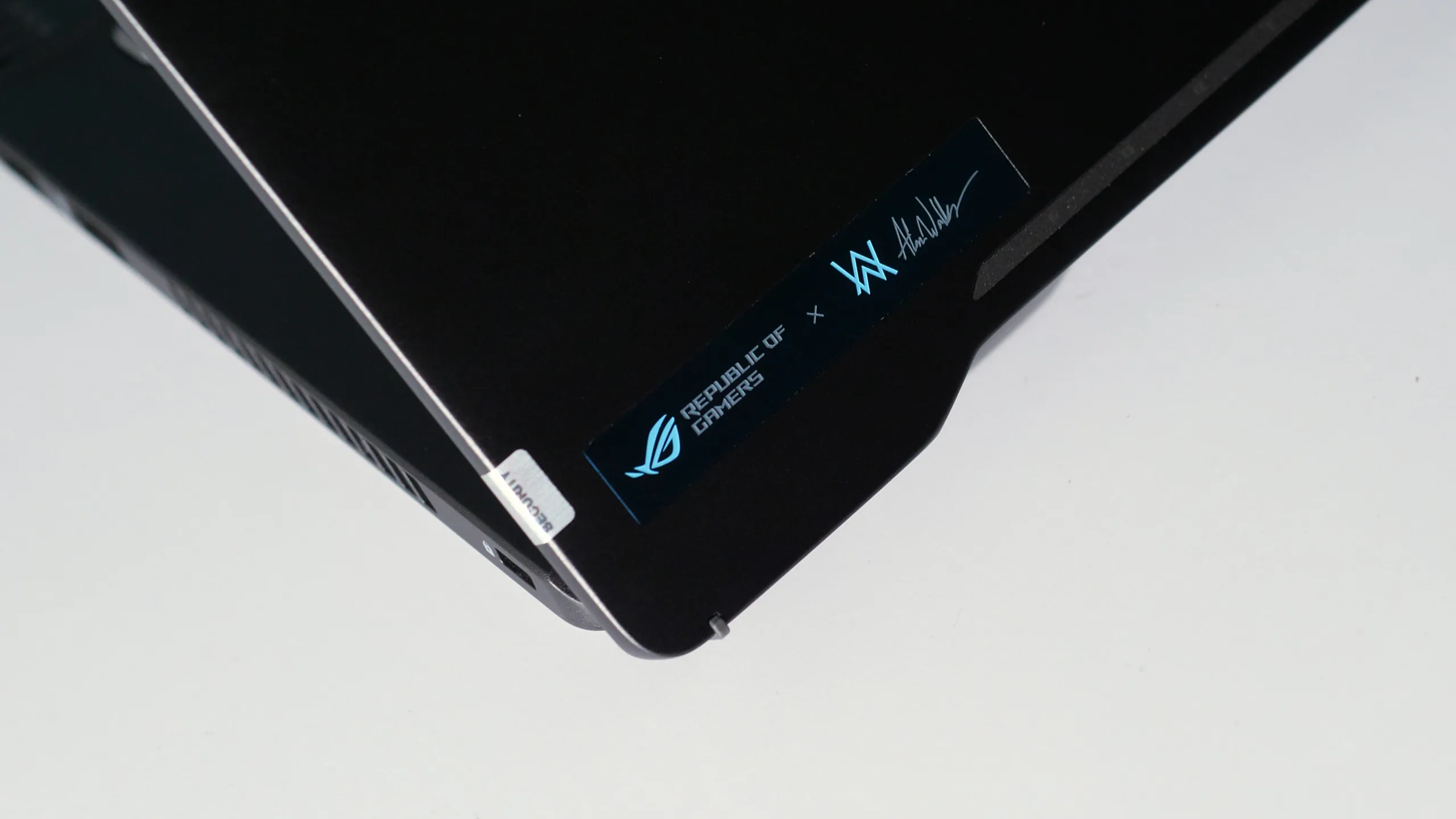 Trên tay laptop chơi game ASUS ROG Zephyrus G14 Alan Walker Edition: Vẻ ngoài cool ngầu, hiệu năng mạnh mẽ với kích thước nhỏ gọn