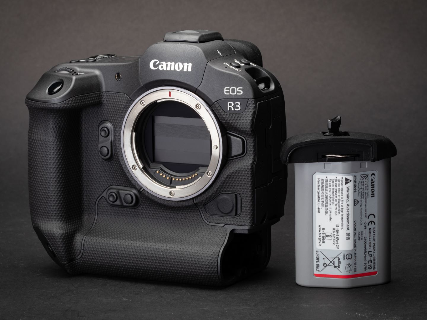 Canon EOS R3 chính thức ra mắt với thông số khủng, chụp nhanh 30fps cùng tính năng AF nâng cao