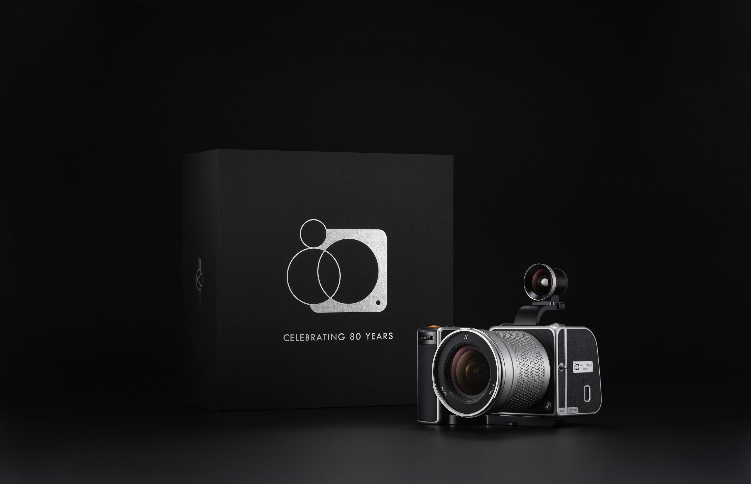 Hasselblad ra mắt máy ảnh 907X Anniversary Edition Kit kỉ niệm 80 năm với giá 15,000 USD