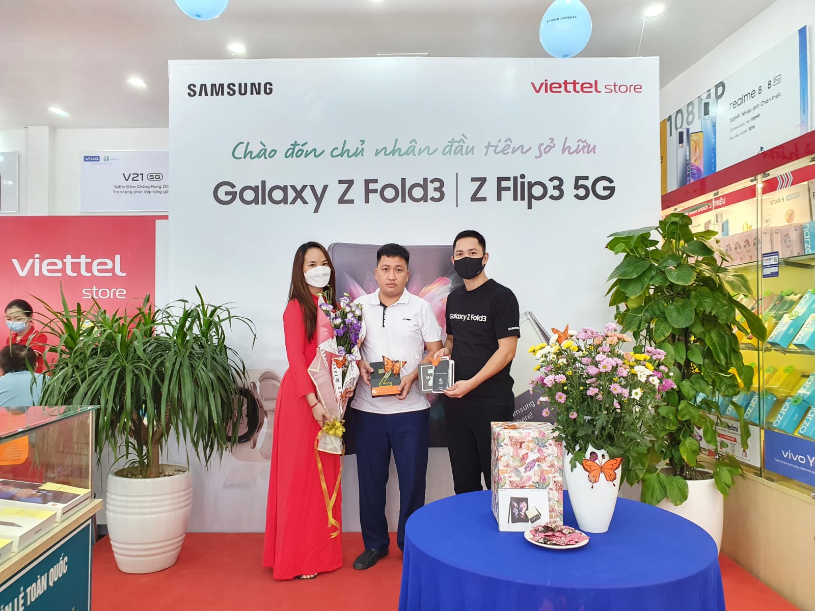 Bộ ảnh mở bán Galaxy Z Fold3 và Z Flip3 tại Việt Nam ngày 17/09