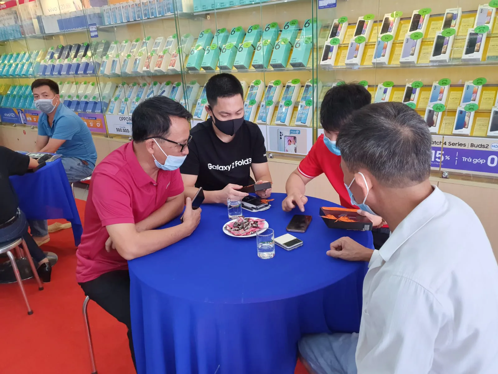 Bộ ảnh mở bán Galaxy Z Fold3 và Z Flip3 tại Việt Nam ngày 17/09