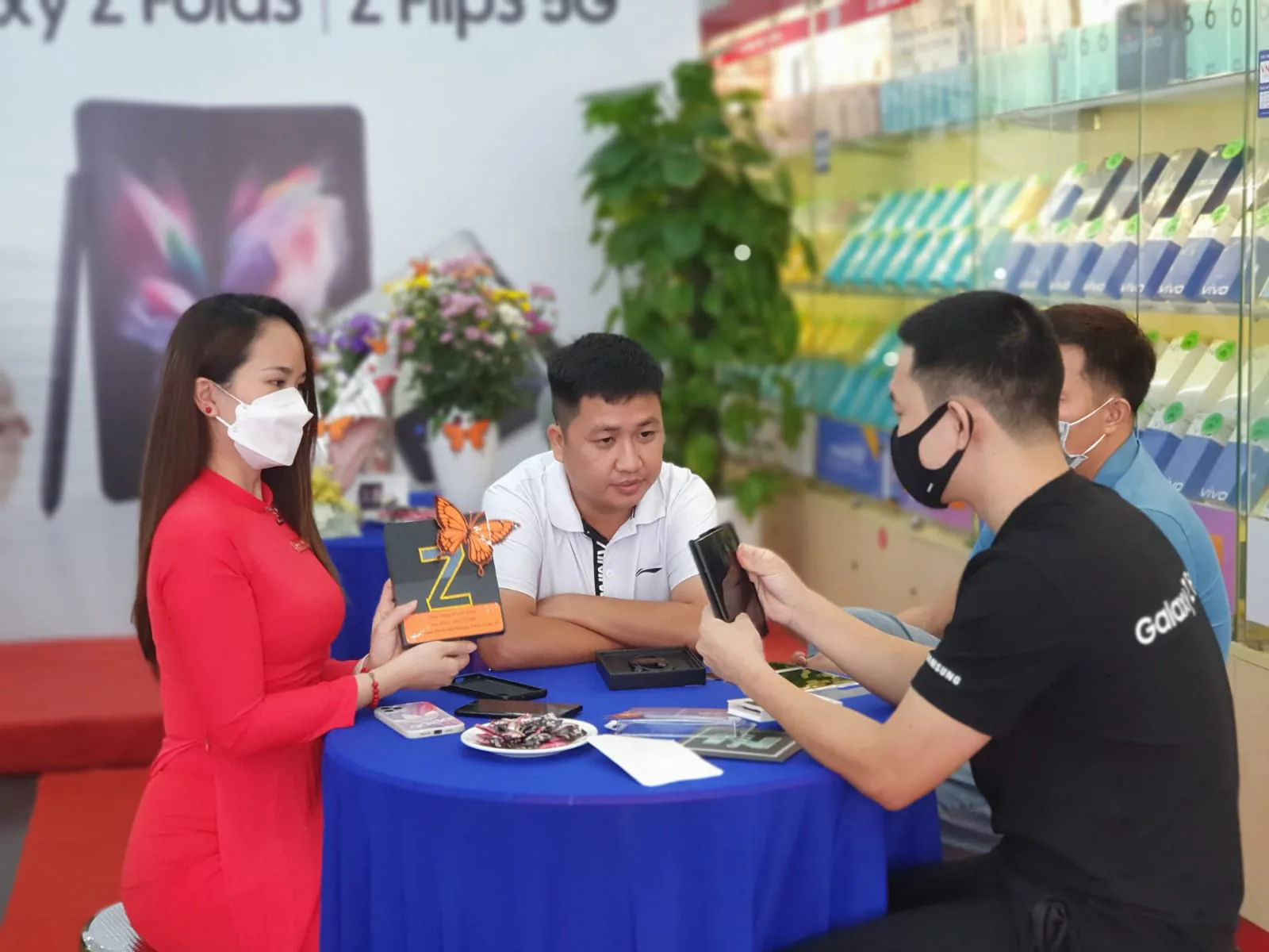 Bộ ảnh mở bán Galaxy Z Fold3 và Z Flip3 tại Việt Nam ngày 17/09