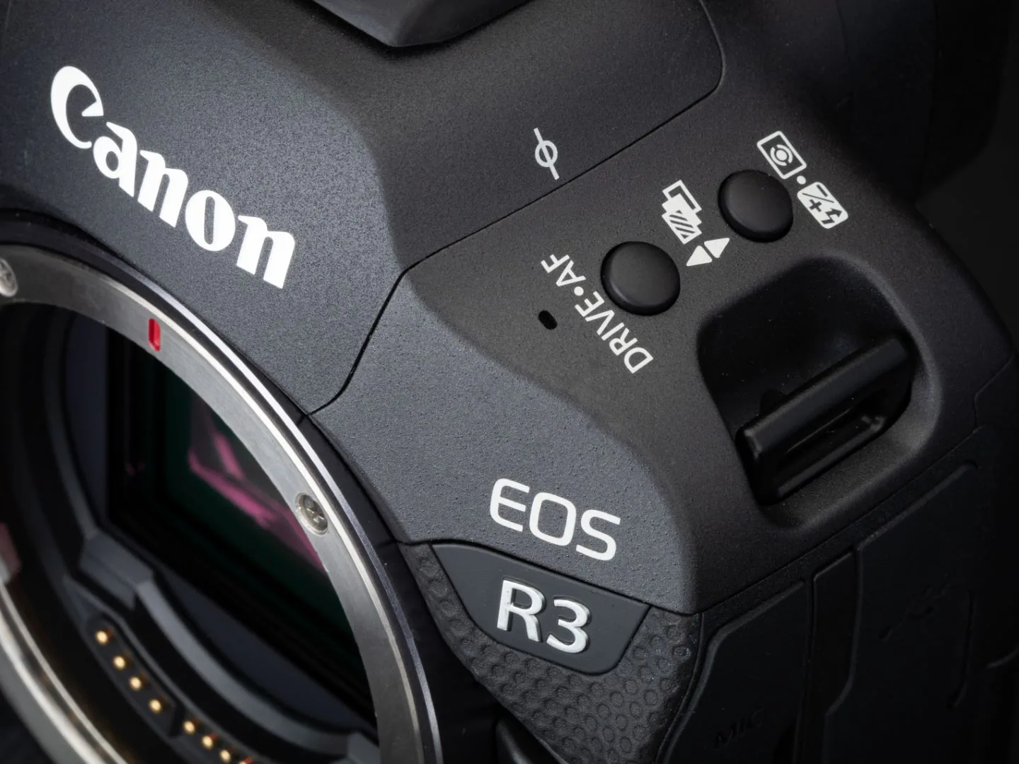 Canon ra mắt ống kính RF 100-400mm F5.6-8 và RF 16mm F2.8 mới cùng với EOS R3