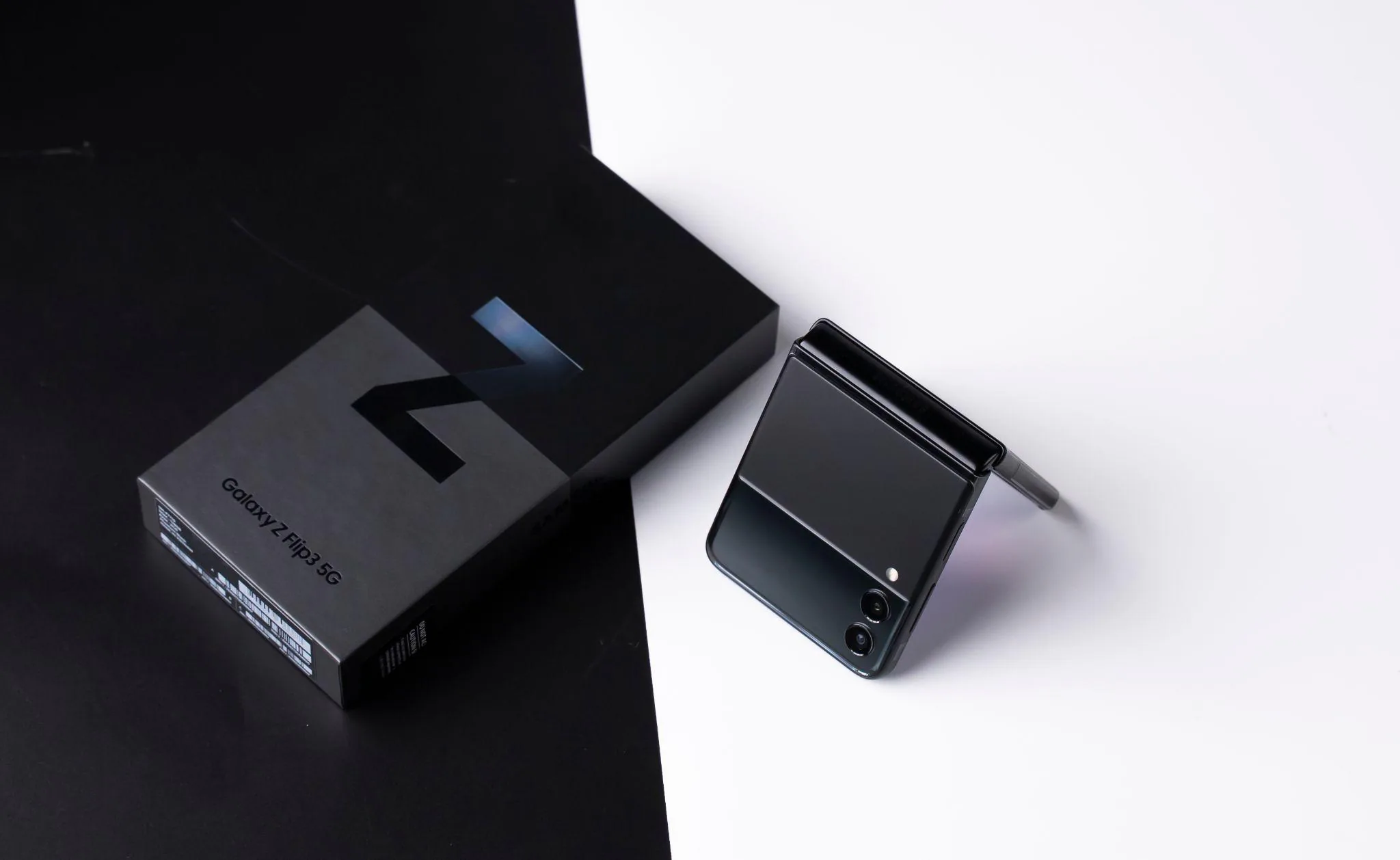 Galaxy Z Fold3 5G & Z Flip3 5G chính thức lên kệ. Di Động Việt giao hơn 300 máy cho khách trong ngày mở bán