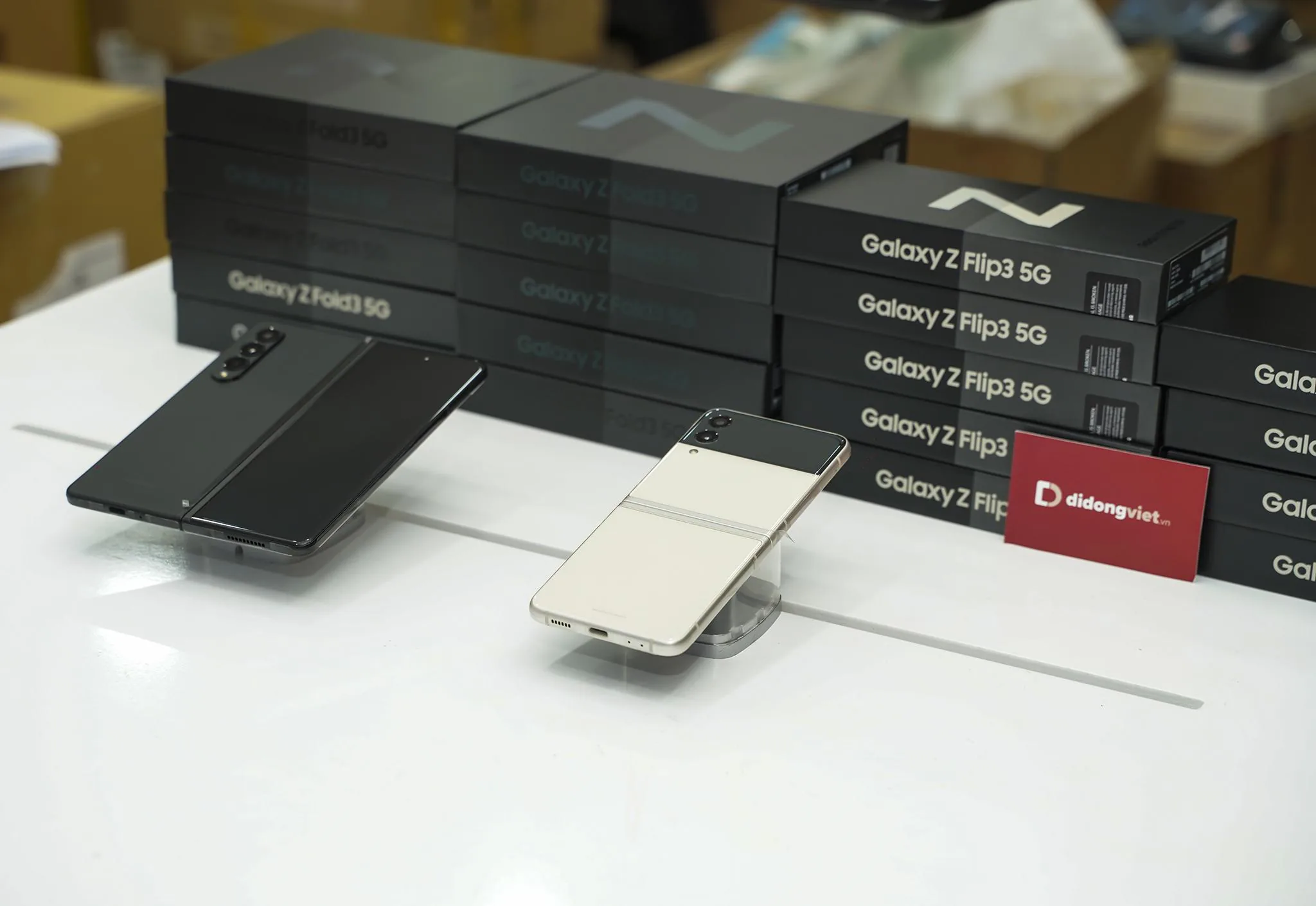 Galaxy Z Fold3 5G & Z Flip3 5G chính thức lên kệ. Di Động Việt giao hơn 300 máy cho khách trong ngày mở bán