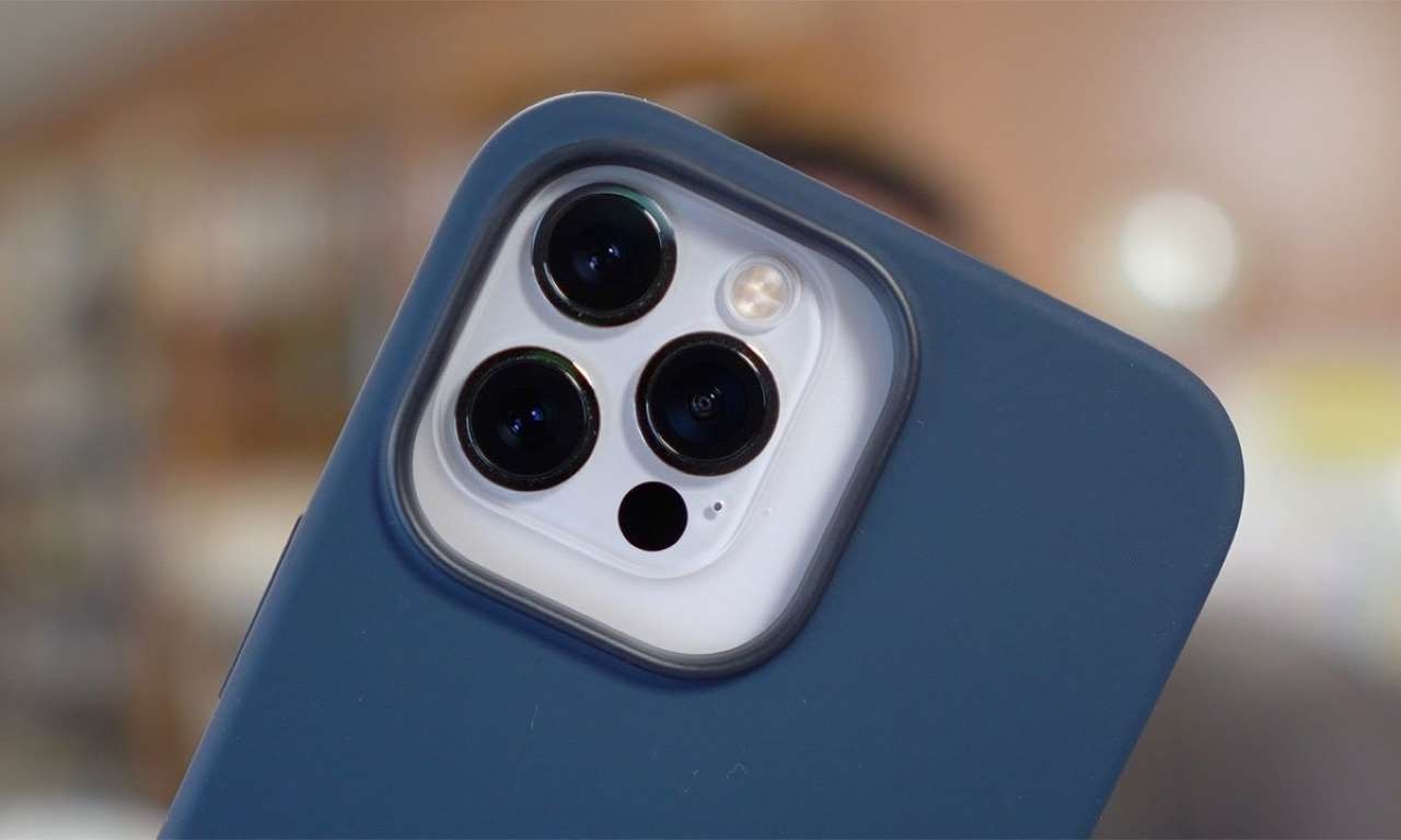 Trên tay ốp lưng iPhone 13 Pro đầu tiên cho thấy cụm camera thật sự lớn
