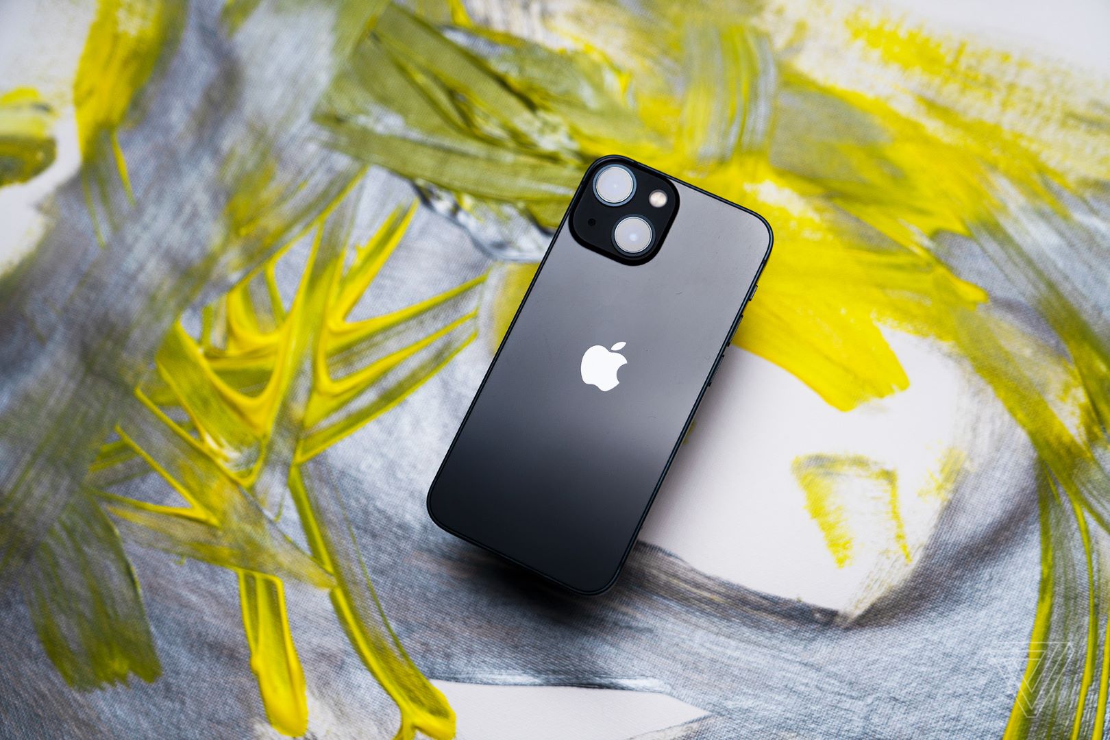 Đánh giá iPhone 13 và 13 Mini: Nâng cấp pin vô cùng đáng giá