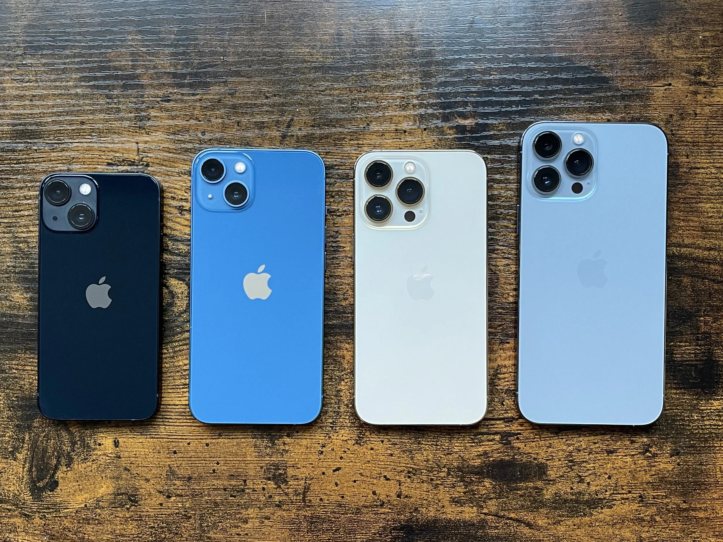Cùng xem loạt ảnh iPhone 13 Pro với màu xanh Sierra Blue mới đẹp mắt
