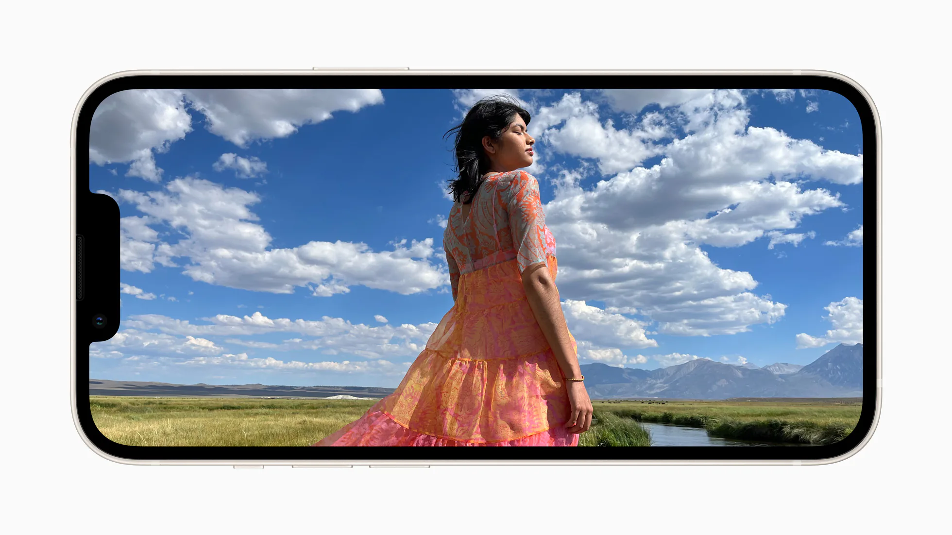 iPhone 13 mới ra mắt cùng 13 Mini với cụm camera thiết kế mới, tai thỏ được làm nhỏ hơn 20%