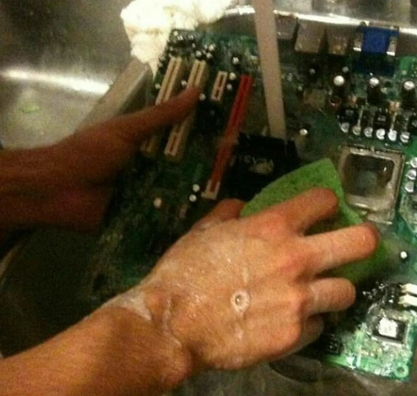 Vệ sinh mainboard bằng nước, tưởng đùa mà thật nhưng vẫn cần lưu ý những điều sau