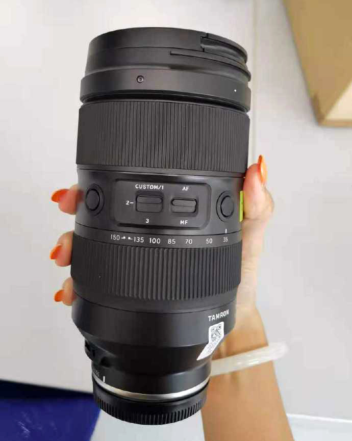 Tiếp tục xuất hiện hình ảnh ống kính Tamron 35-150mm F2.0-2.8 trên máy ảnh Sony