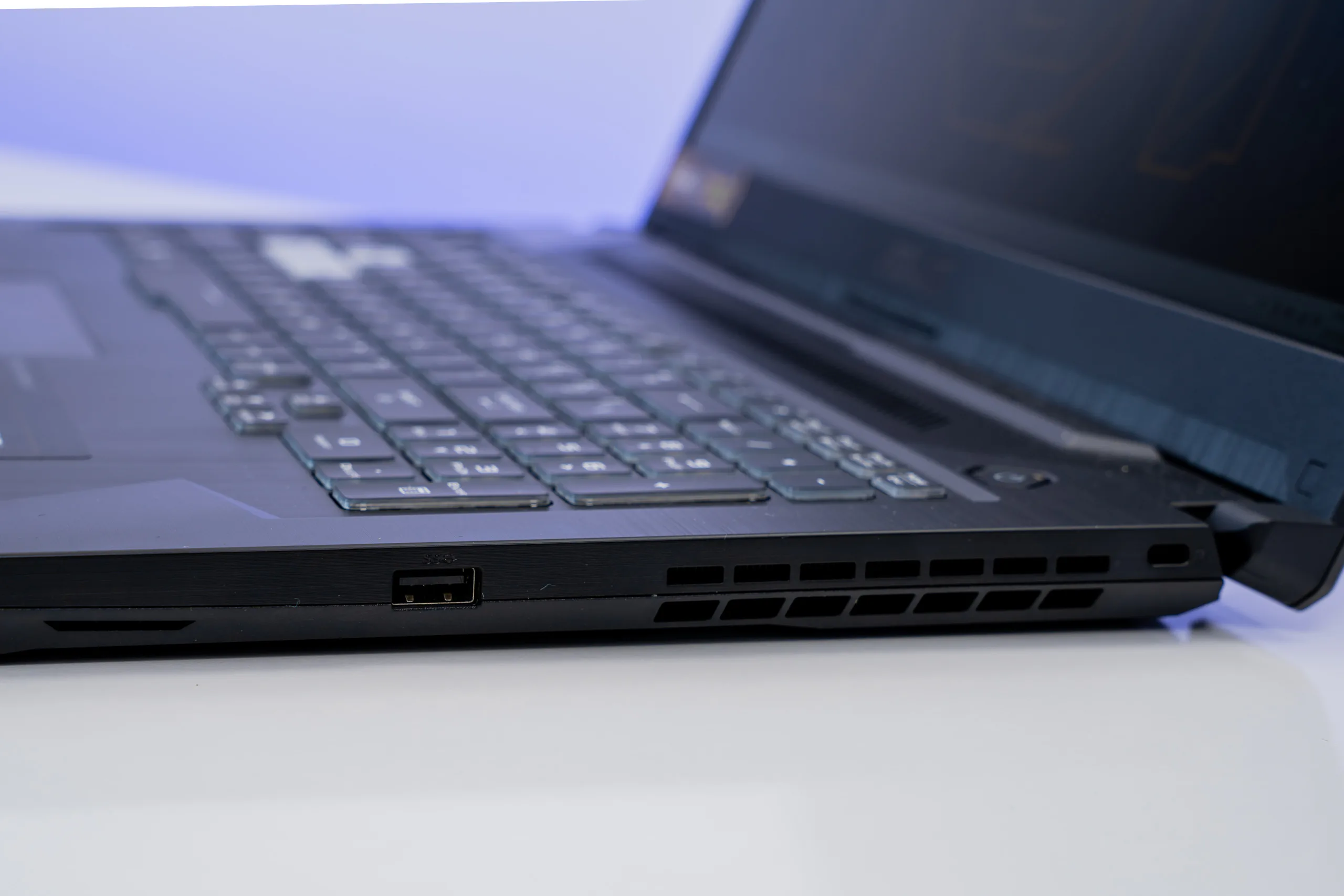 Trên tay laptop ASUS TUF Gaming F17 FX706HC thiết kế độc đáo, cấu hình mạnh mẽ