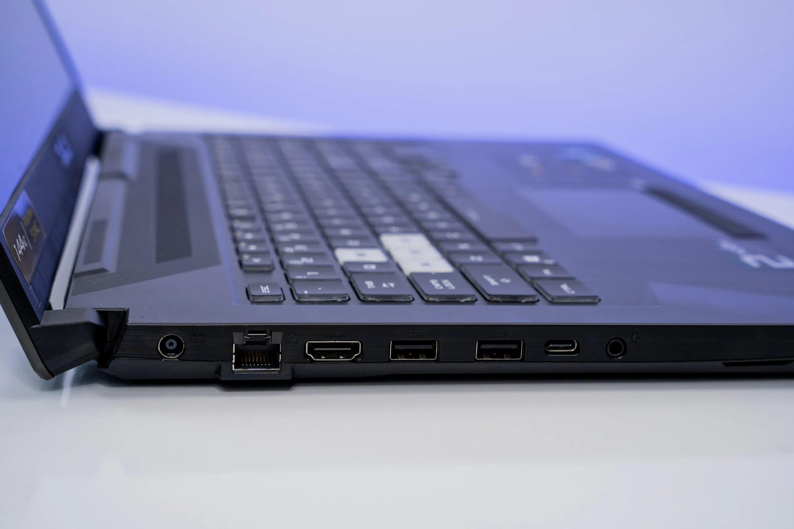 Trên tay laptop ASUS TUF Gaming F17 FX706HC thiết kế độc đáo, cấu hình mạnh mẽ