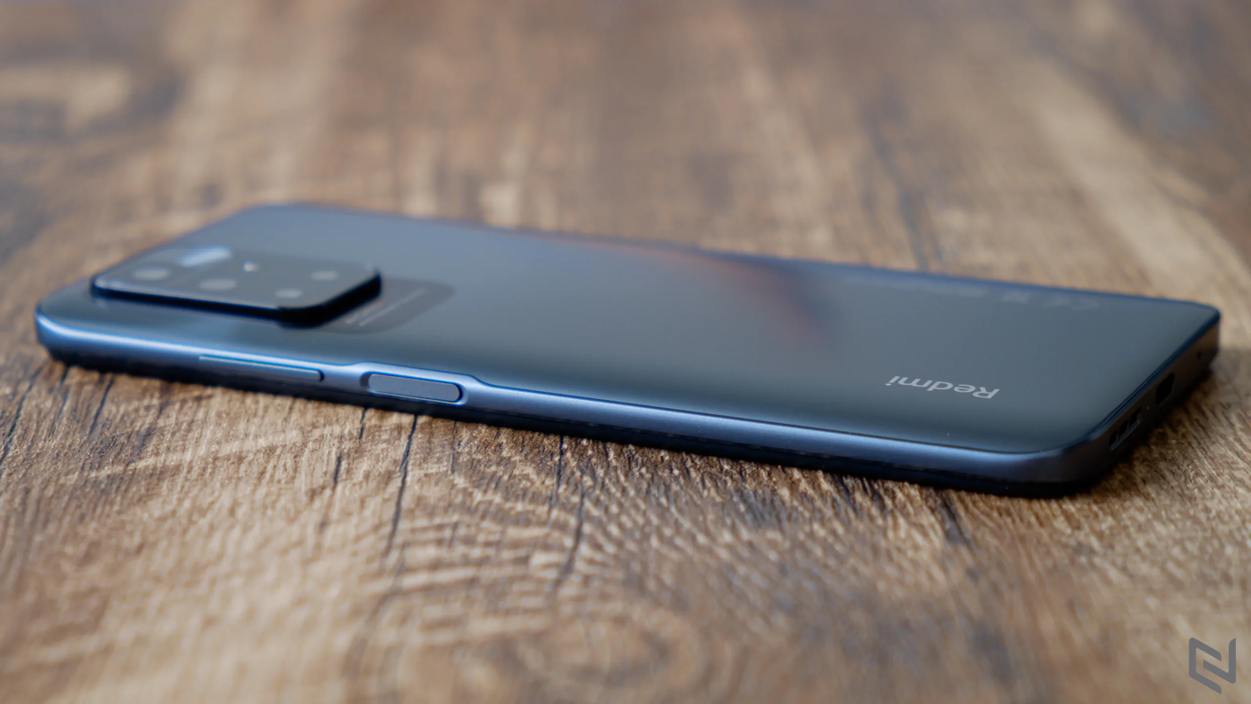 Mở hộp Xiaomi Redmi 10: Mặt lưng sang xịn mịn, camera 50MP cao cấp