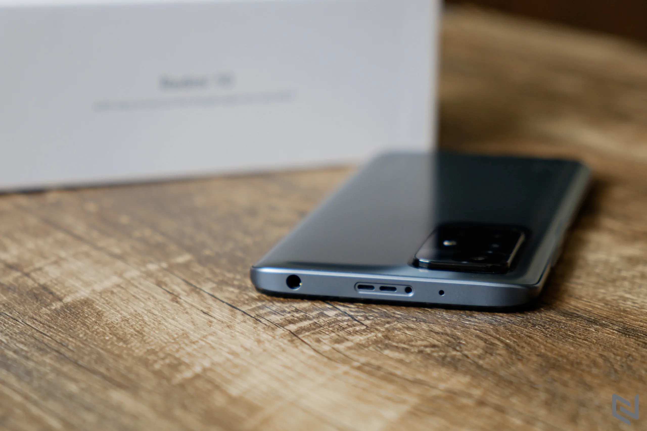 Mở hộp Xiaomi Redmi 10: Mặt lưng sang xịn mịn, camera 50MP cao cấp