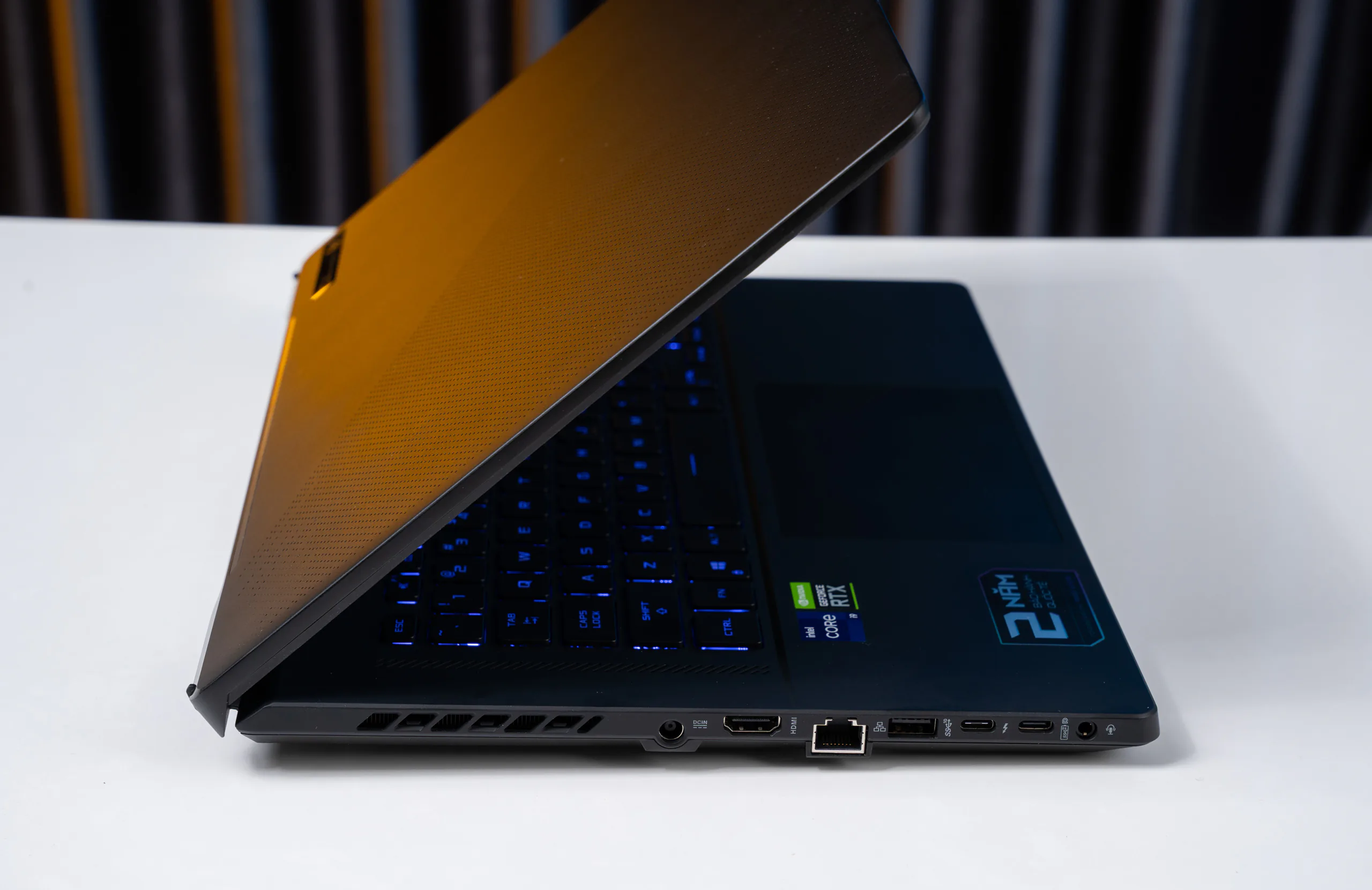 Trên tay ROG Zephyrus M16 siêu mỏng, siêu mạnh với bộ xử lý Intel thế hệ 11 mới