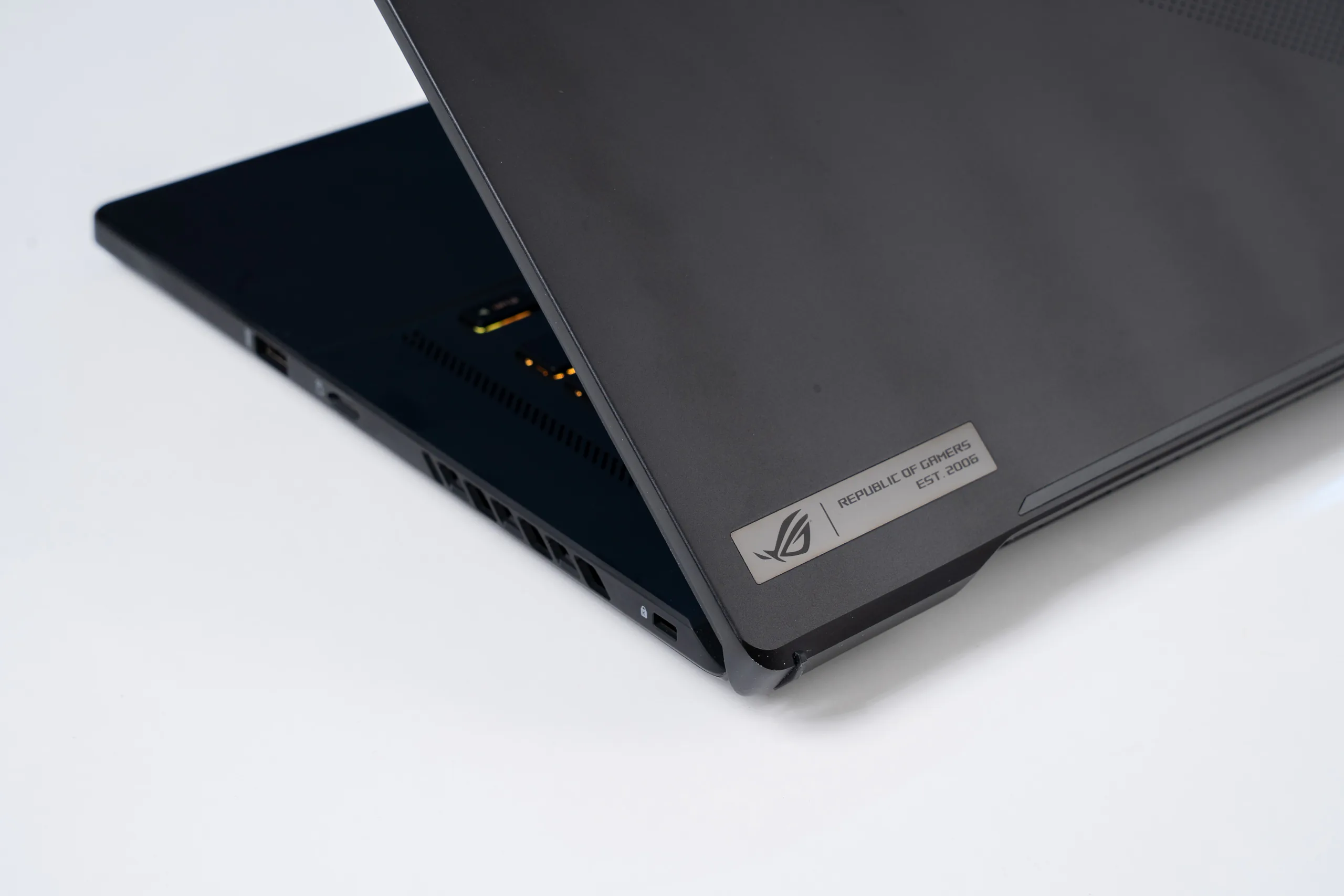 Trên tay ROG Zephyrus M16 siêu mỏng, siêu mạnh với bộ xử lý Intel thế hệ 11 mới
