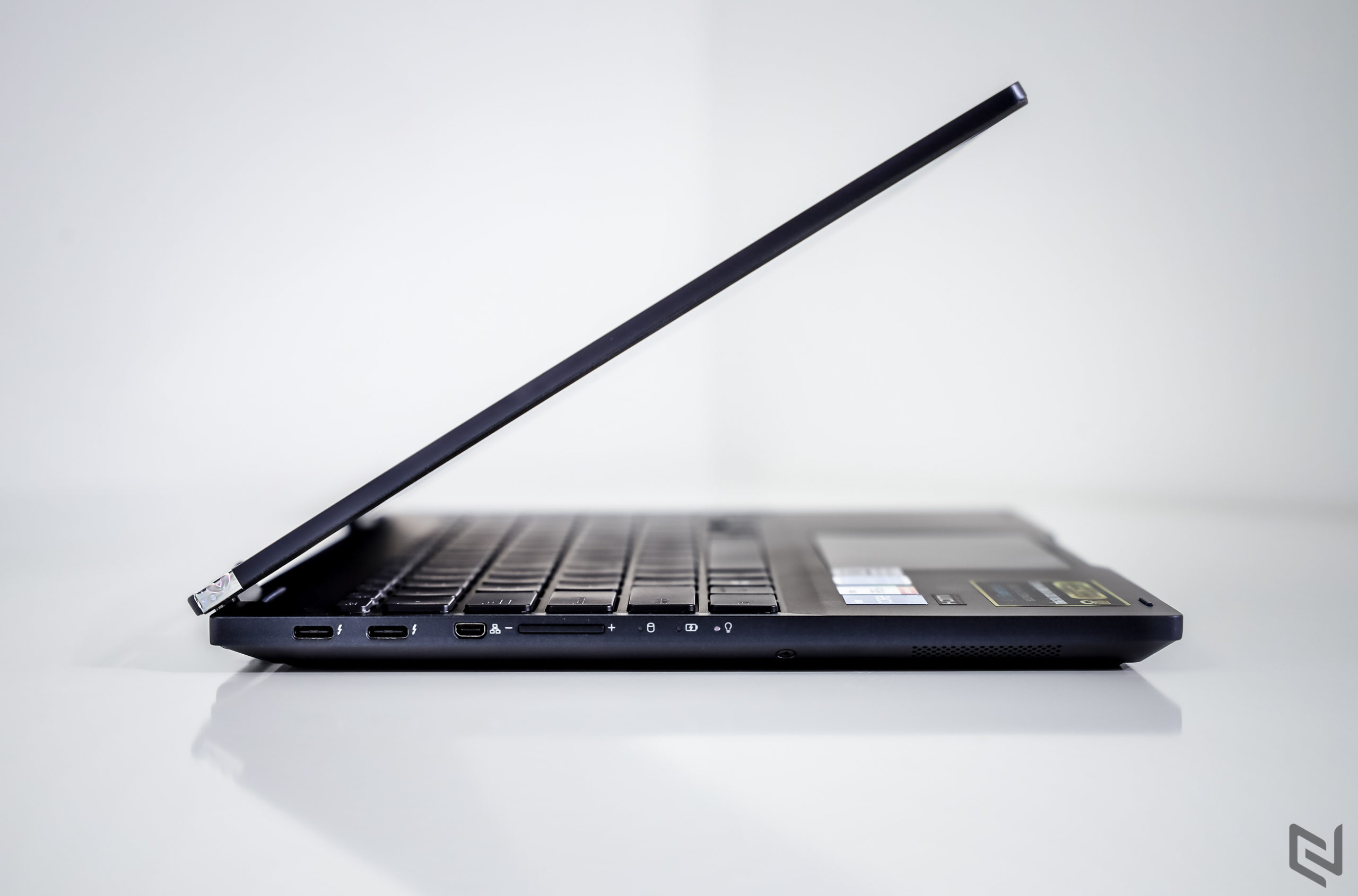 Trên tay laptop doanh nhân ASUS ExpertBook B5 Flip: Sự lựa chọn hoàn hảo cho nhu cầu công việc