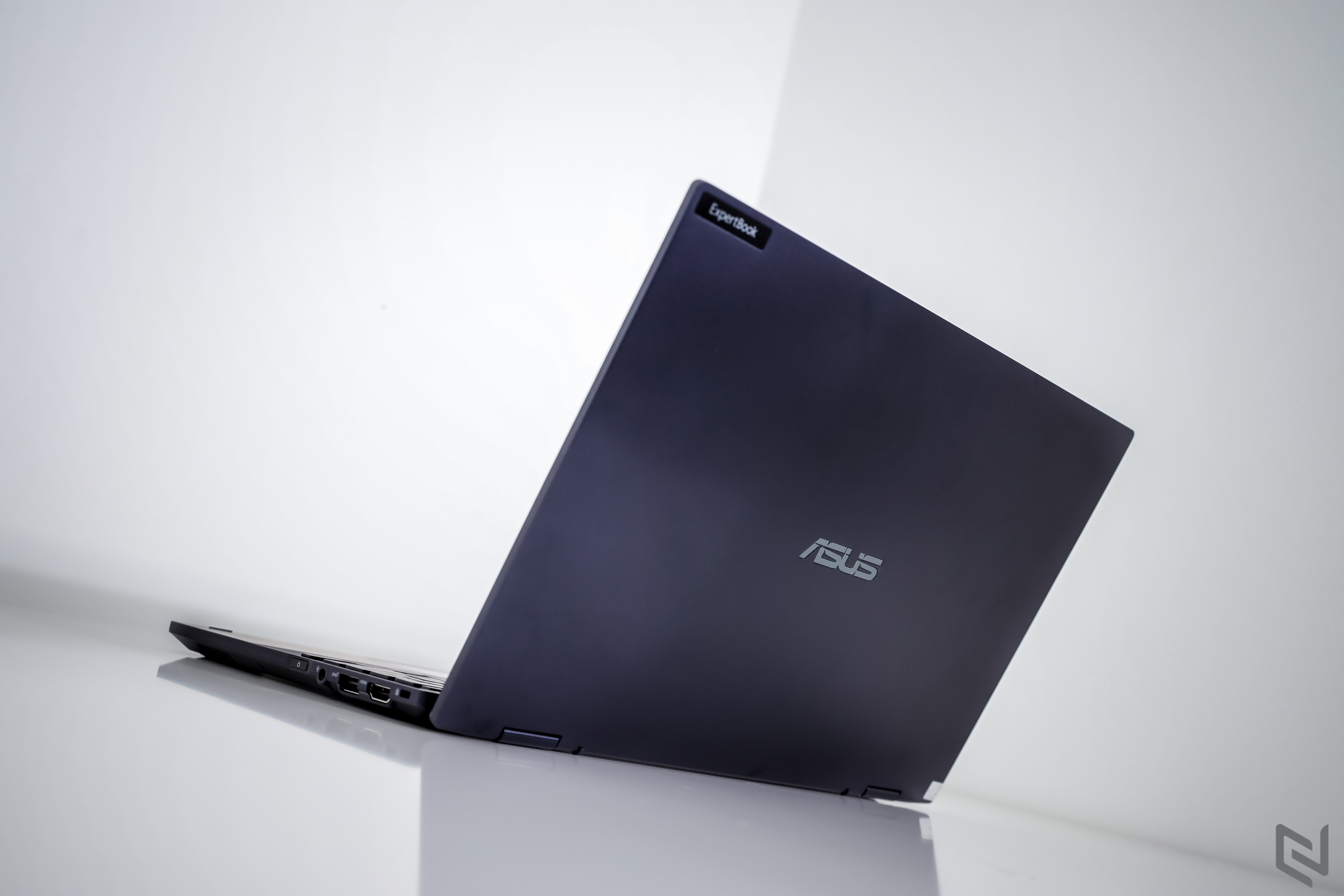 Trên tay laptop doanh nhân ASUS ExpertBook B5 Flip: Sự lựa chọn hoàn hảo cho nhu cầu công việc