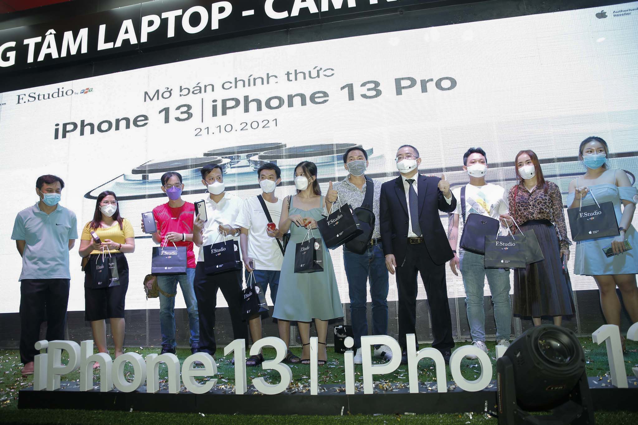 Doanh thu iPhone 13 series của FPT Shop đạt kỷ lục gần 200 tỷ đồng chỉ trong ngày đầu tiên mở bán