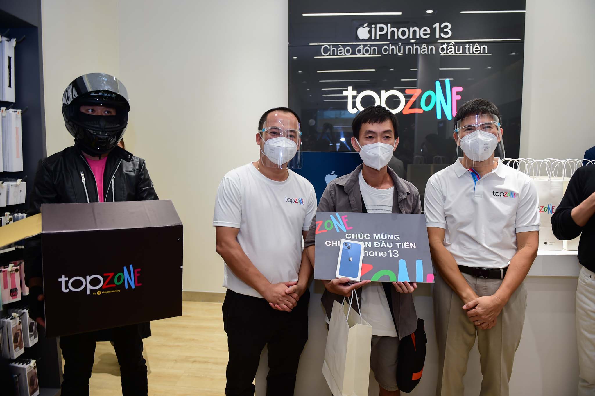 Thế Giới Di Động chính thức ra mắt TopZone, chuỗi bán lẻ ủy quyền cao cấp mới nhất của Apple tại Việt Nam và mở bán iPhone 13